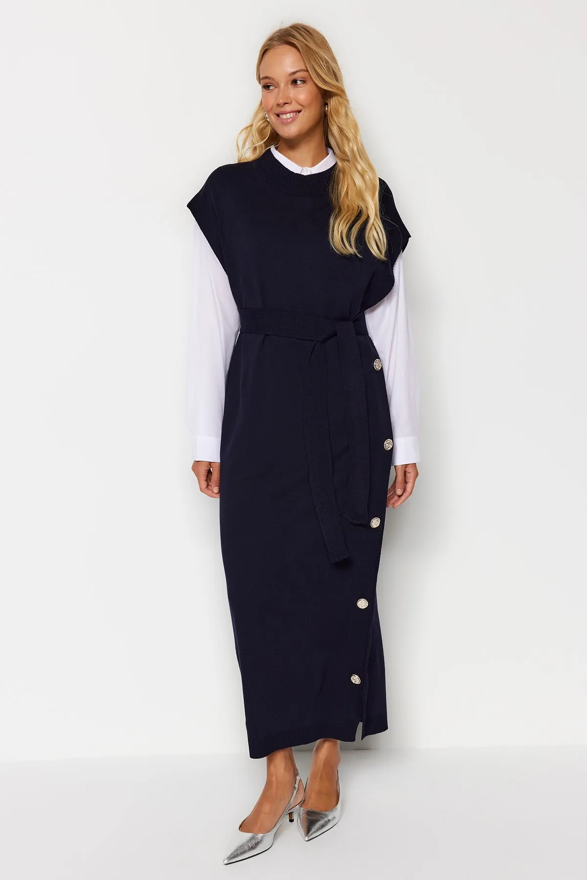 Trendyol Modest  Marineblaues Strickpulloverkleid mit Knöpfen und Details TCTAW24UV00038