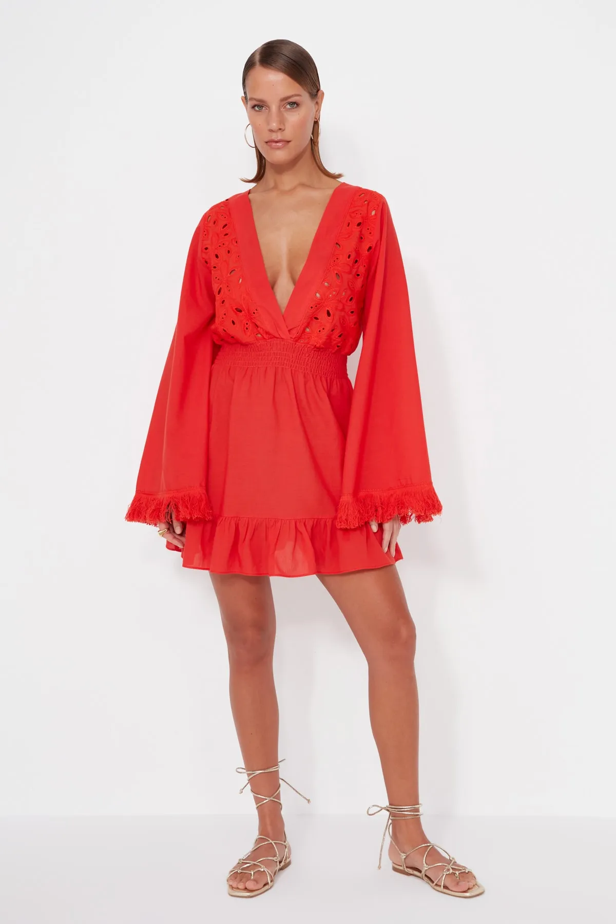 Trendyol Collection  Rotes Mini-Strandkleid aus gewebter Spitze aus 100 % Baumwolle TBESS23EL00032
