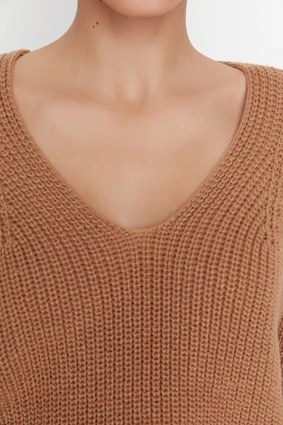 Trendyol Collection  Kamelfarbener Strickpullover mit V-Ausschnitt TWOAW22KZ0880