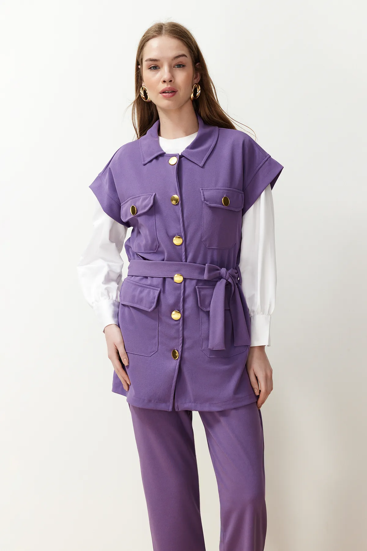 Trendyol Modest  Lila-goldener Strickanzug mit Weste und Hose und Knöpfen TCTAW22US0062
