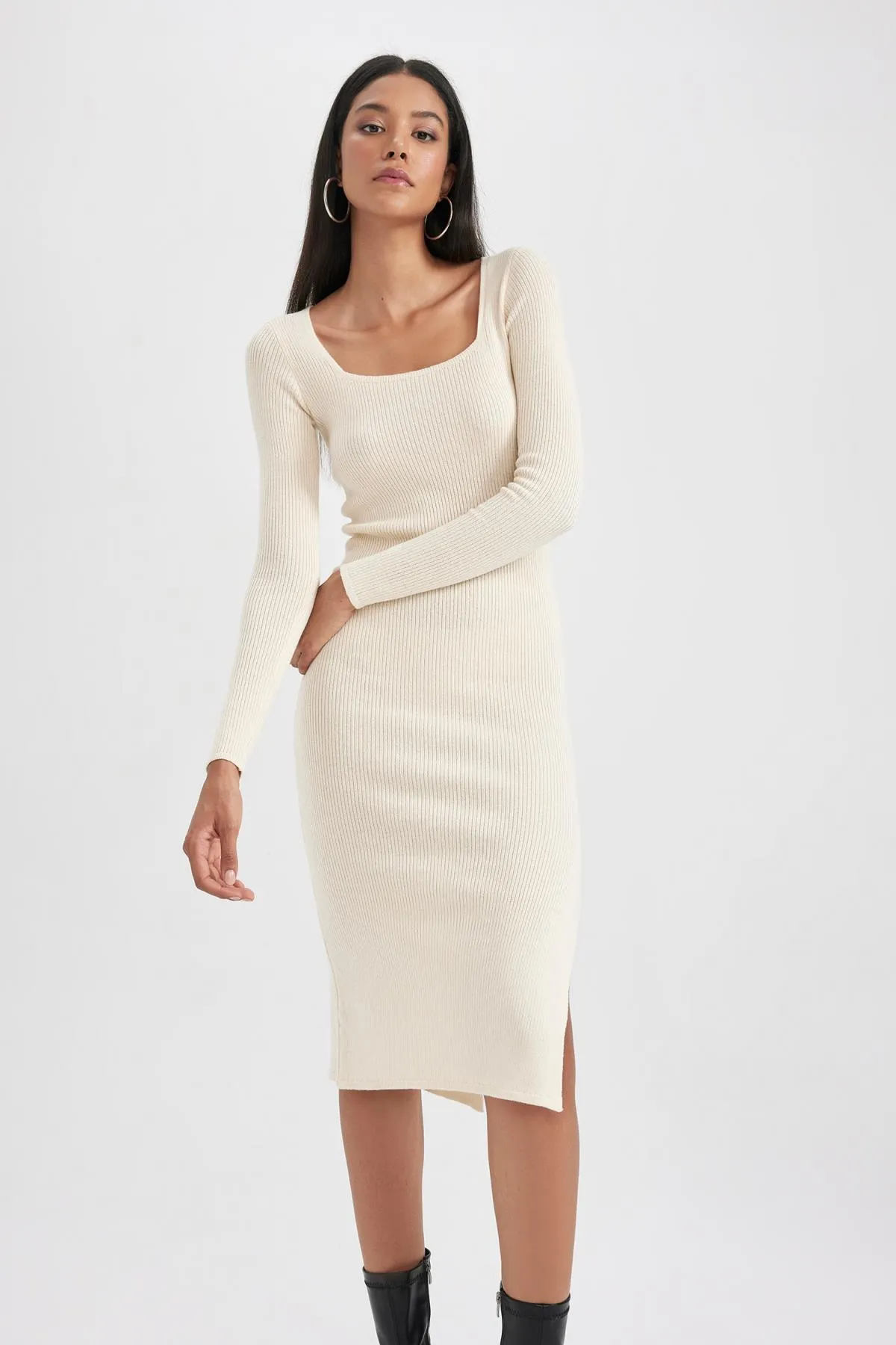 DeFacto  Figurbetontes, geripptes, langärmeliges Midikleid mit quadratischem Ausschnitt und Schlitz B3349ax23au