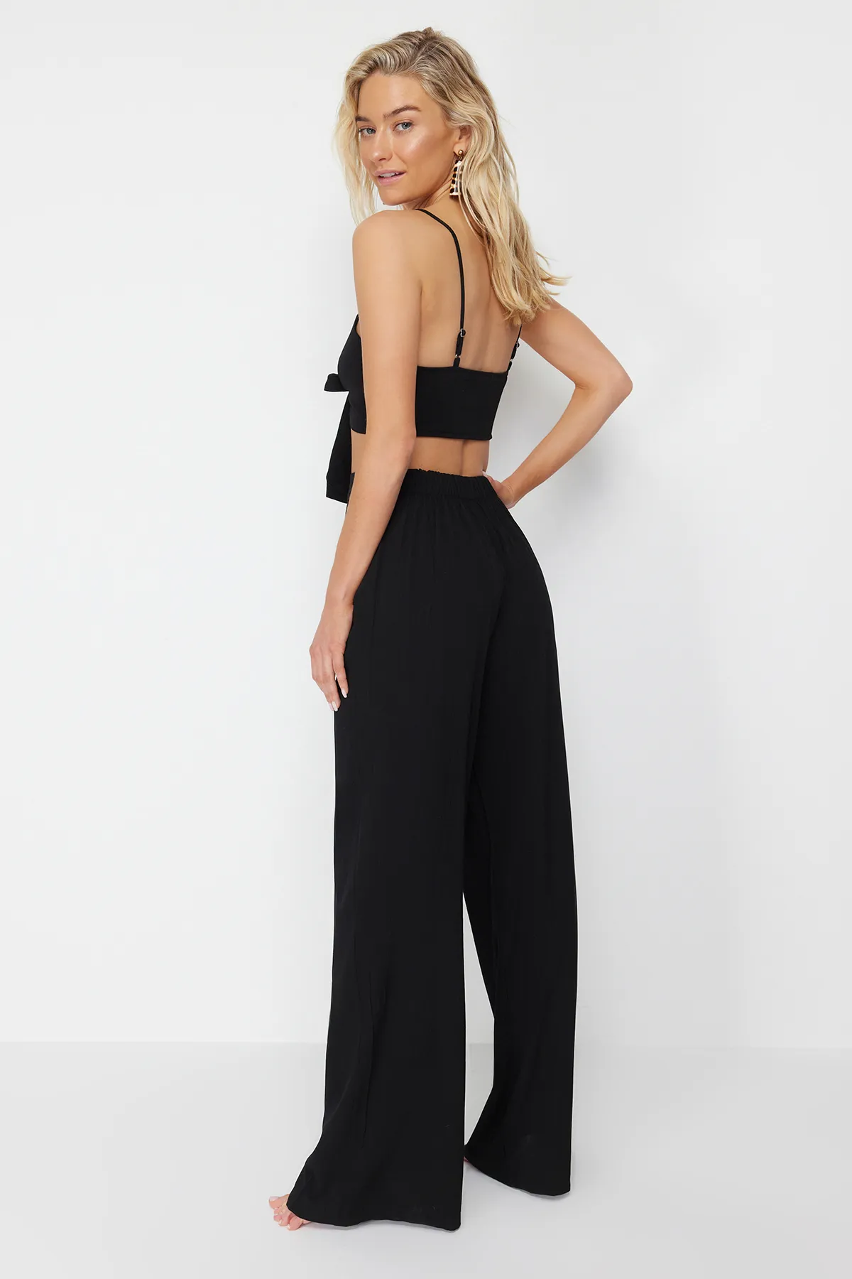 Trendyol Collection  Schwarzes Set aus gewebter Bluse und Hose zum Binden TBESS22AU0108