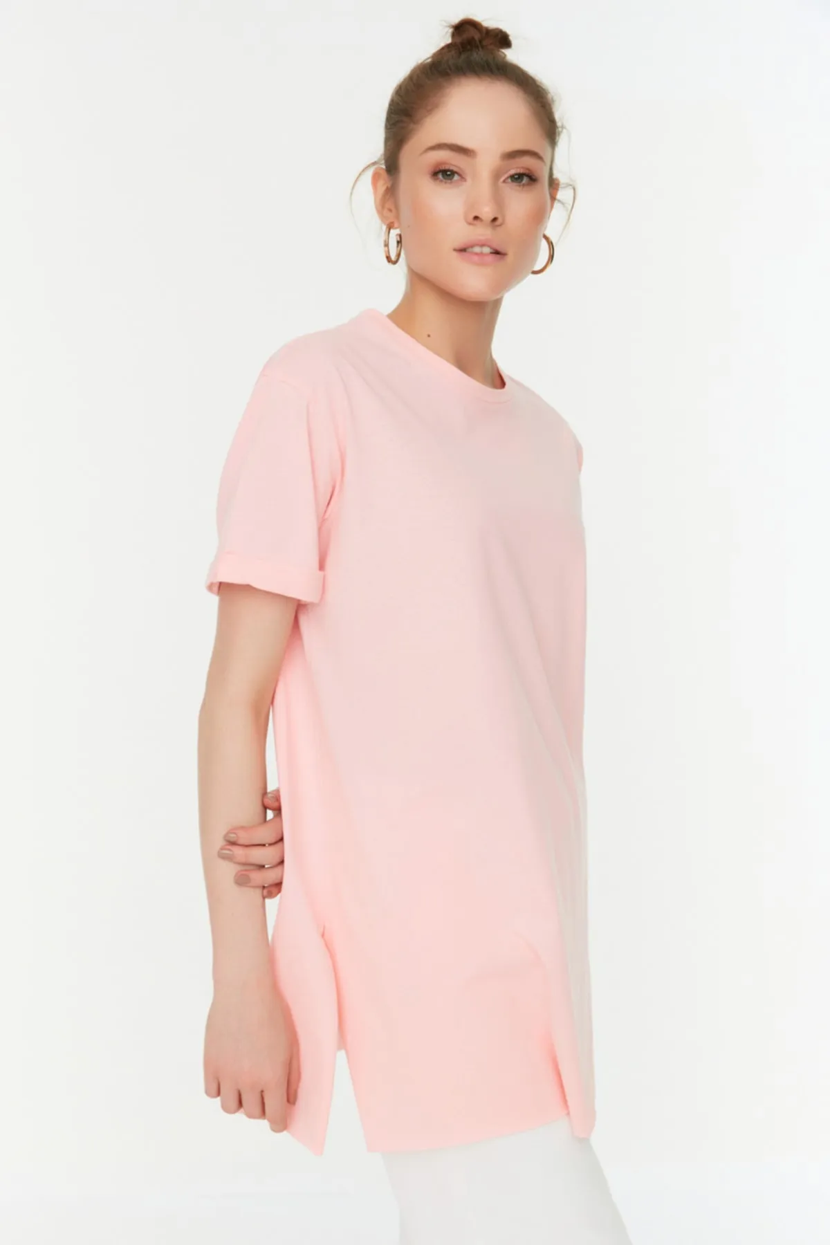 Trendyol Modest  Grau-Rosa 2er-Pack kurzärmliges Basic-Strick-T-Shirt mit Schlitz und detailliertem Rundhalsausschnitt TCTSS21UK0009