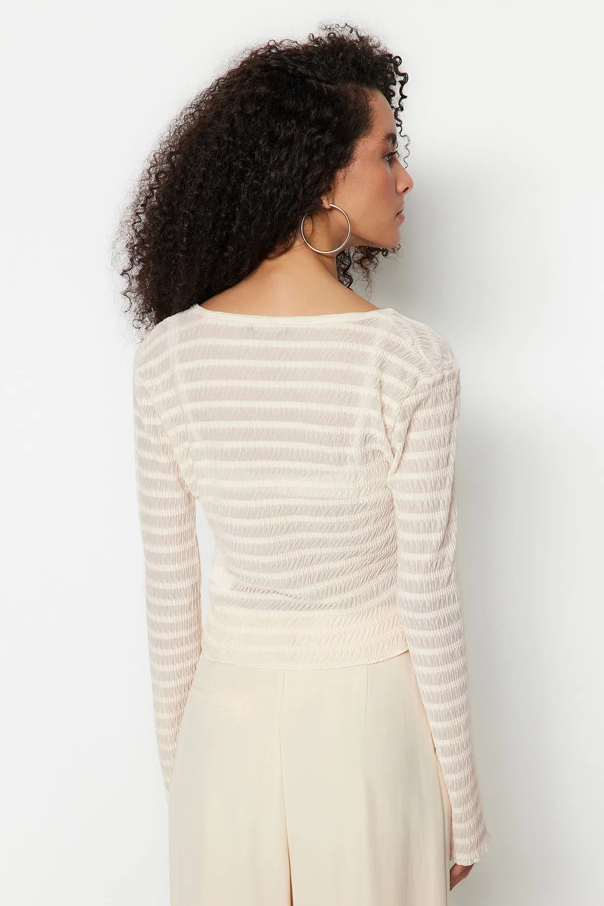 Trendyol Collection  Ecru Premium-Strickbluse mit strukturiertem V-Ausschnitt und dehnbarer Schleife zum Binden, detailliert TWOSS23BZ00796