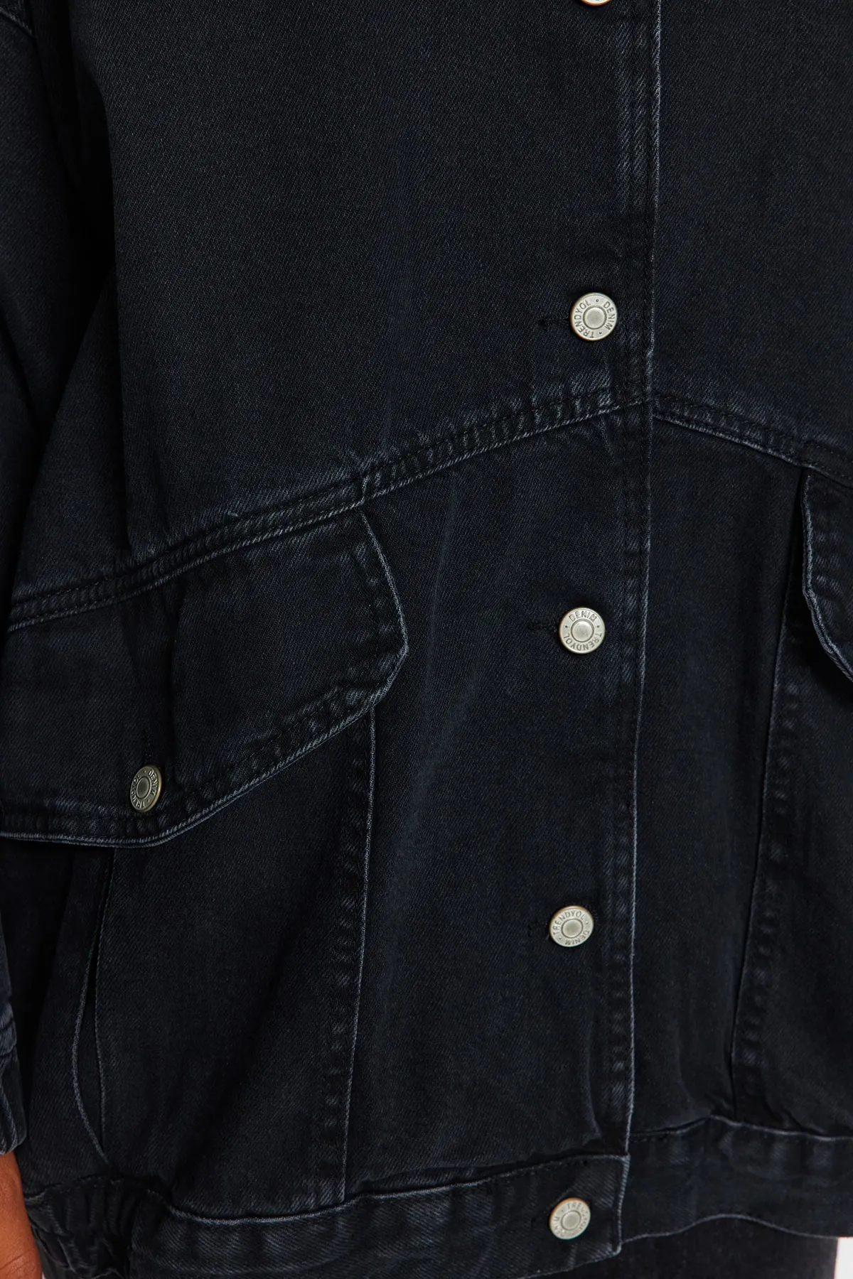 Trendyol Collection  Schwarze Oversize-Jeansjacke mit Taschendetail TWOSS21CE0289
