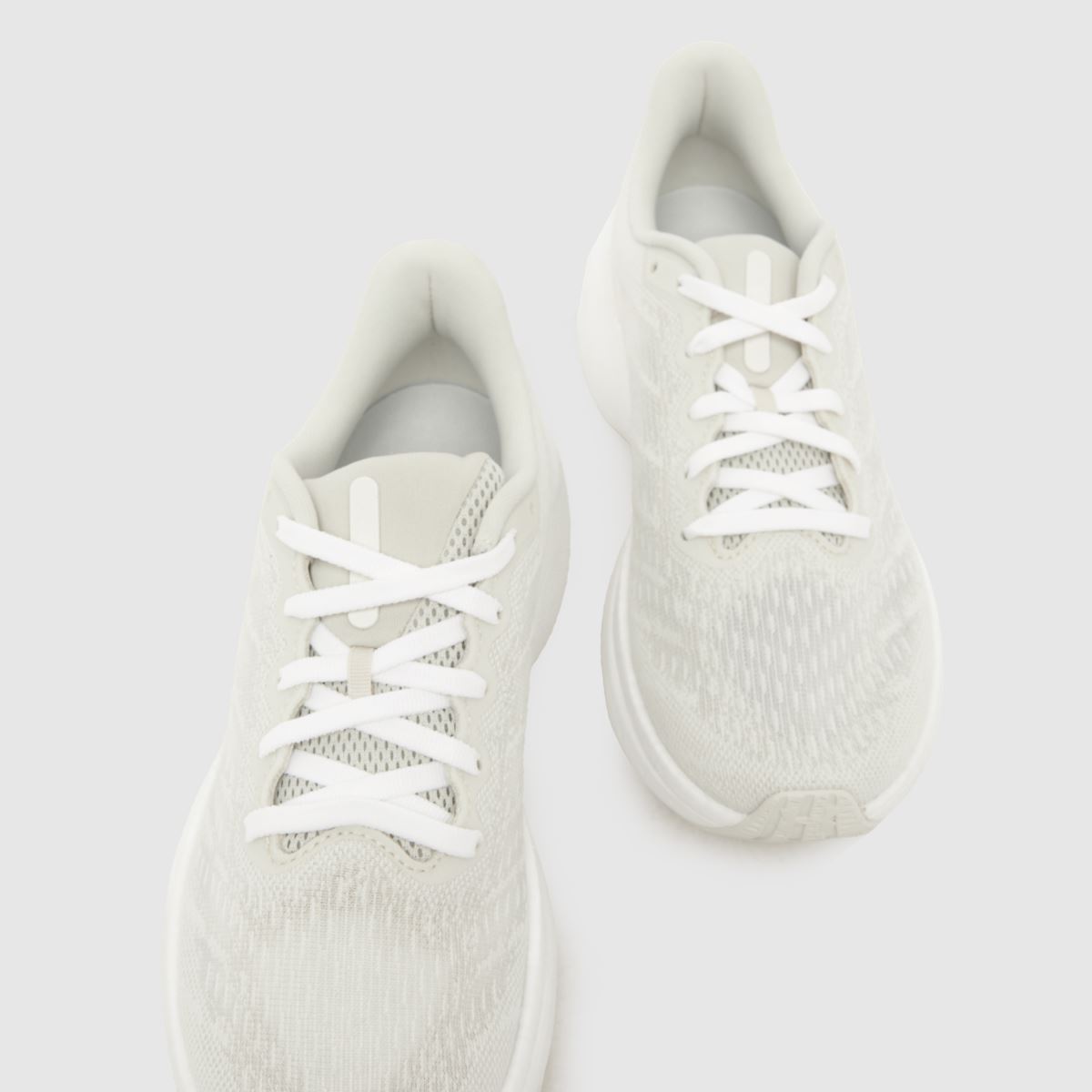 Under Armour infinite pro cool cipők fehér és bézs színben