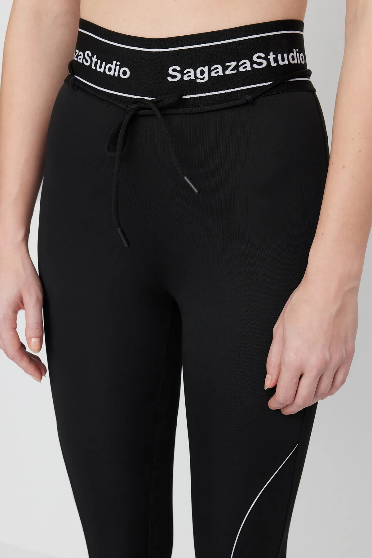 Trendyol Collection  X Sagaza Studio – Schwarze Sport-Leggings mit Kordelzug-Paspelierung und Push-Up-Nähten