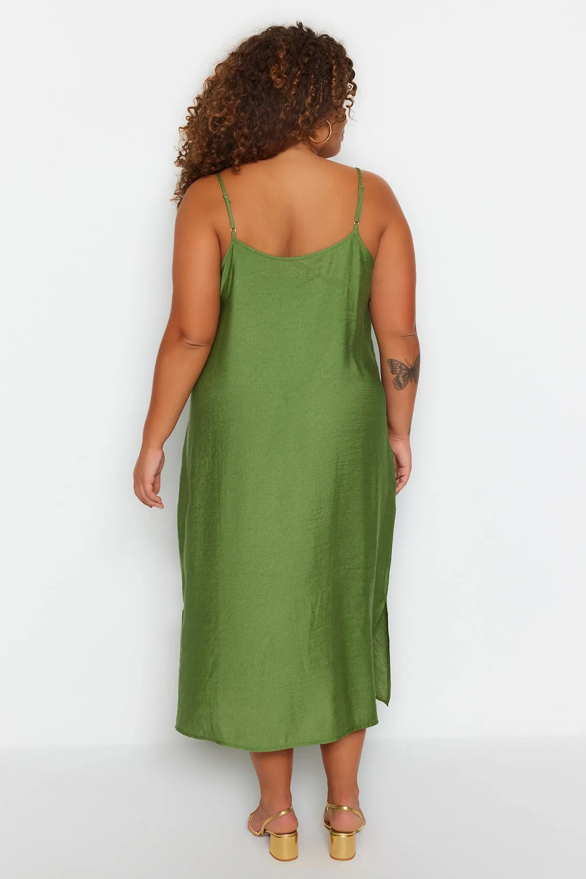 Trendyol Curve  Khakifarbenes, schlicht gewebtes Kleid TBBSS23AH00145