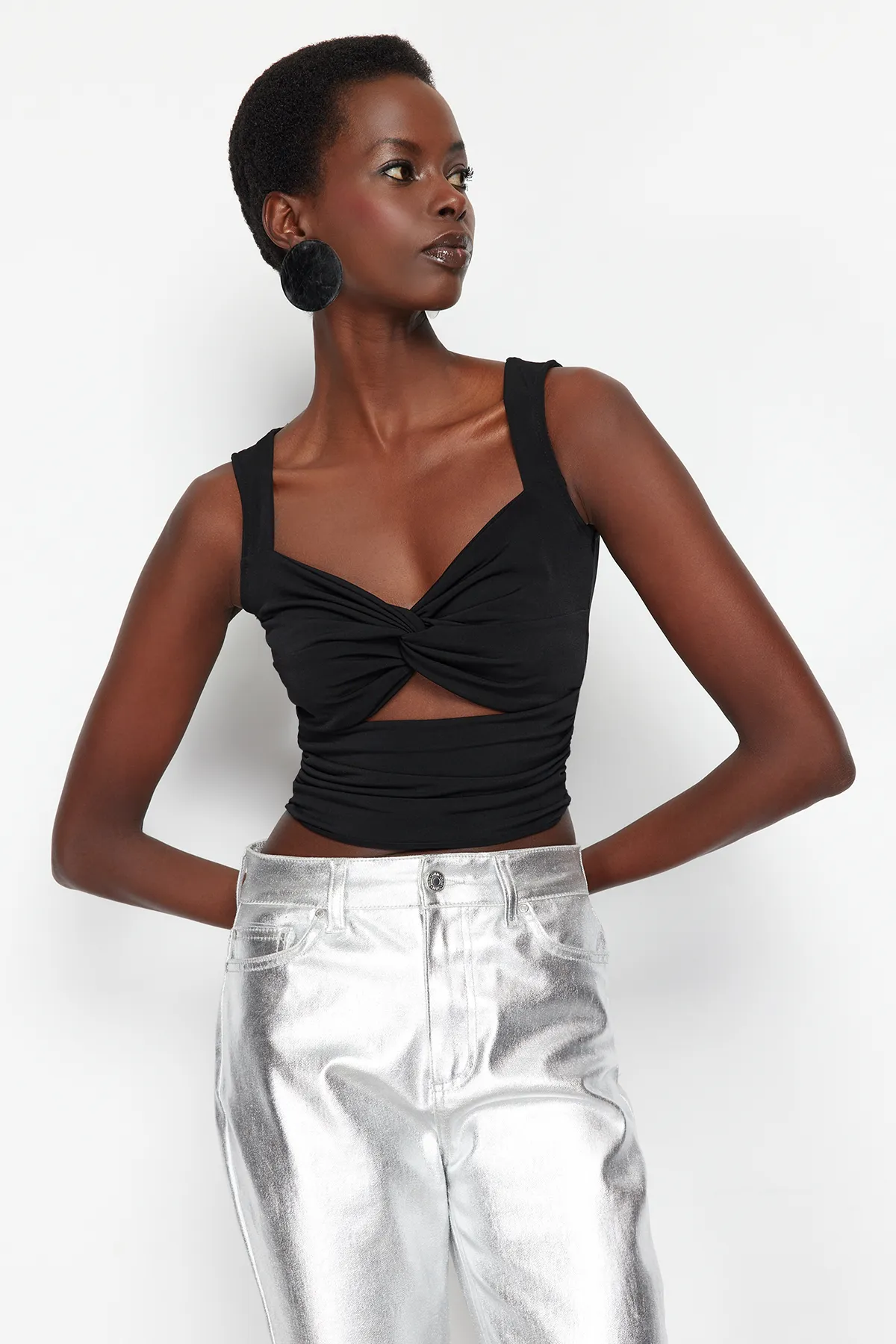 Trendyol Collection  Schwarze, kurze Strickbluse mit Fenster-/Cut-Out-Detail