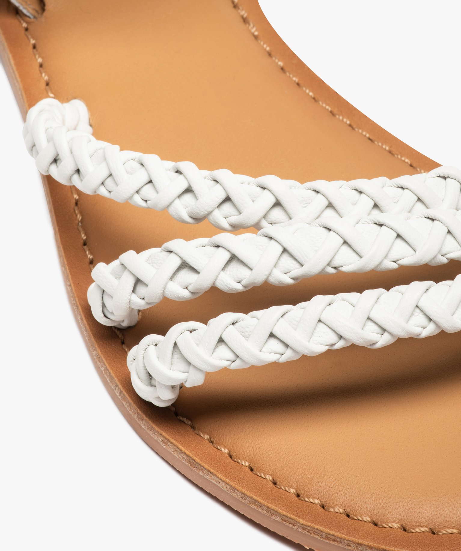 Sandales femme à talon plat et brides tressées en cuir blanc | GEMO