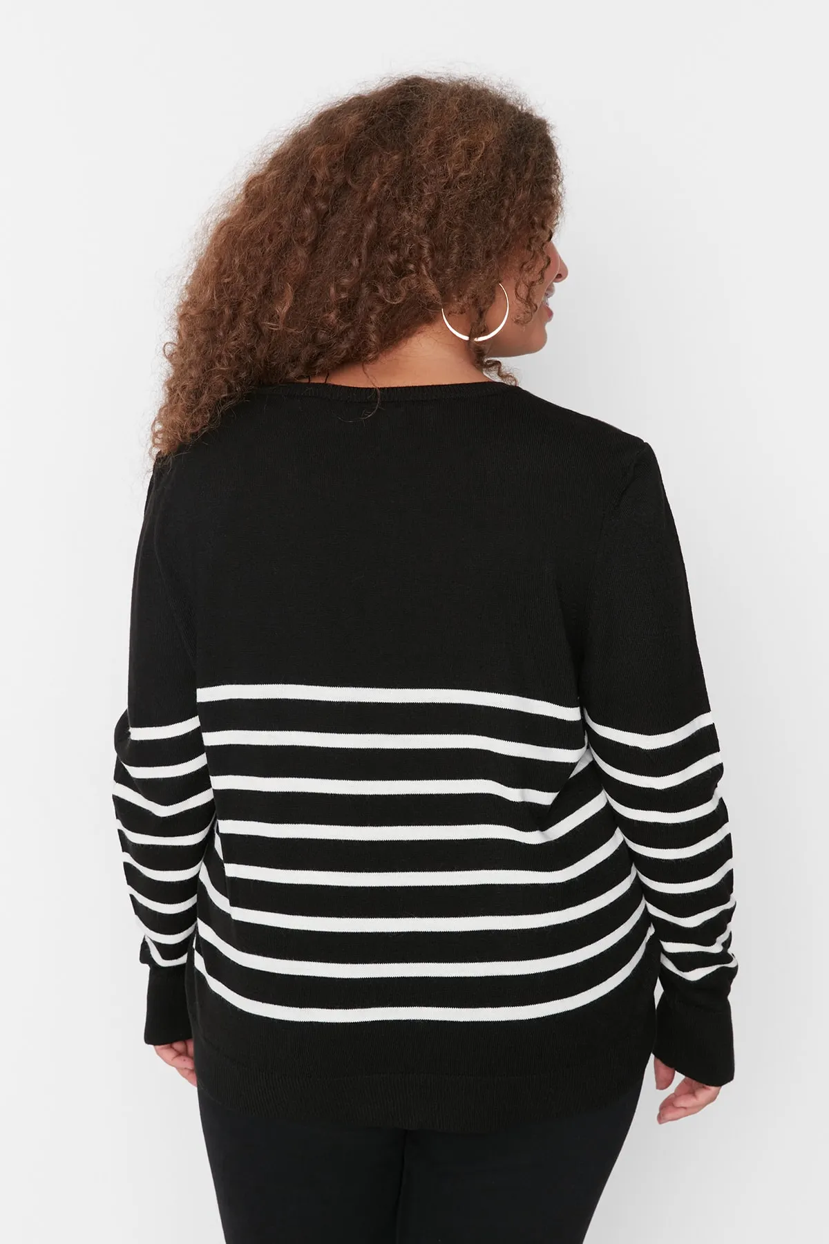 Trendyol Curve  Schwarz gestreifter Strickpullover mit Rundhalsausschnitt TBBAW23AN00119