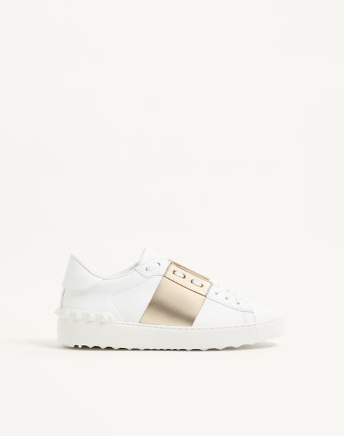 Åben sneaker med metallisk bånd