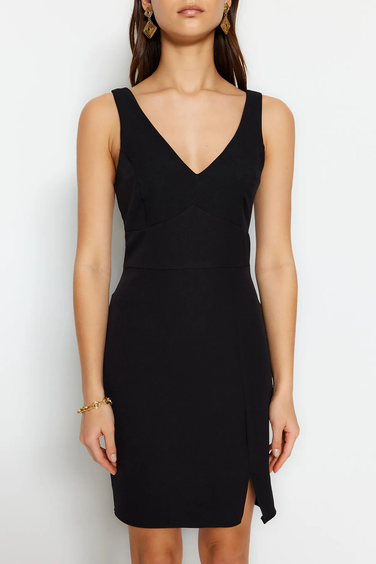 Trendyol Collection  Schwarzes figurbetontes Mini-Webkleid mit V-Ausschnitt TWOSS23EL02036