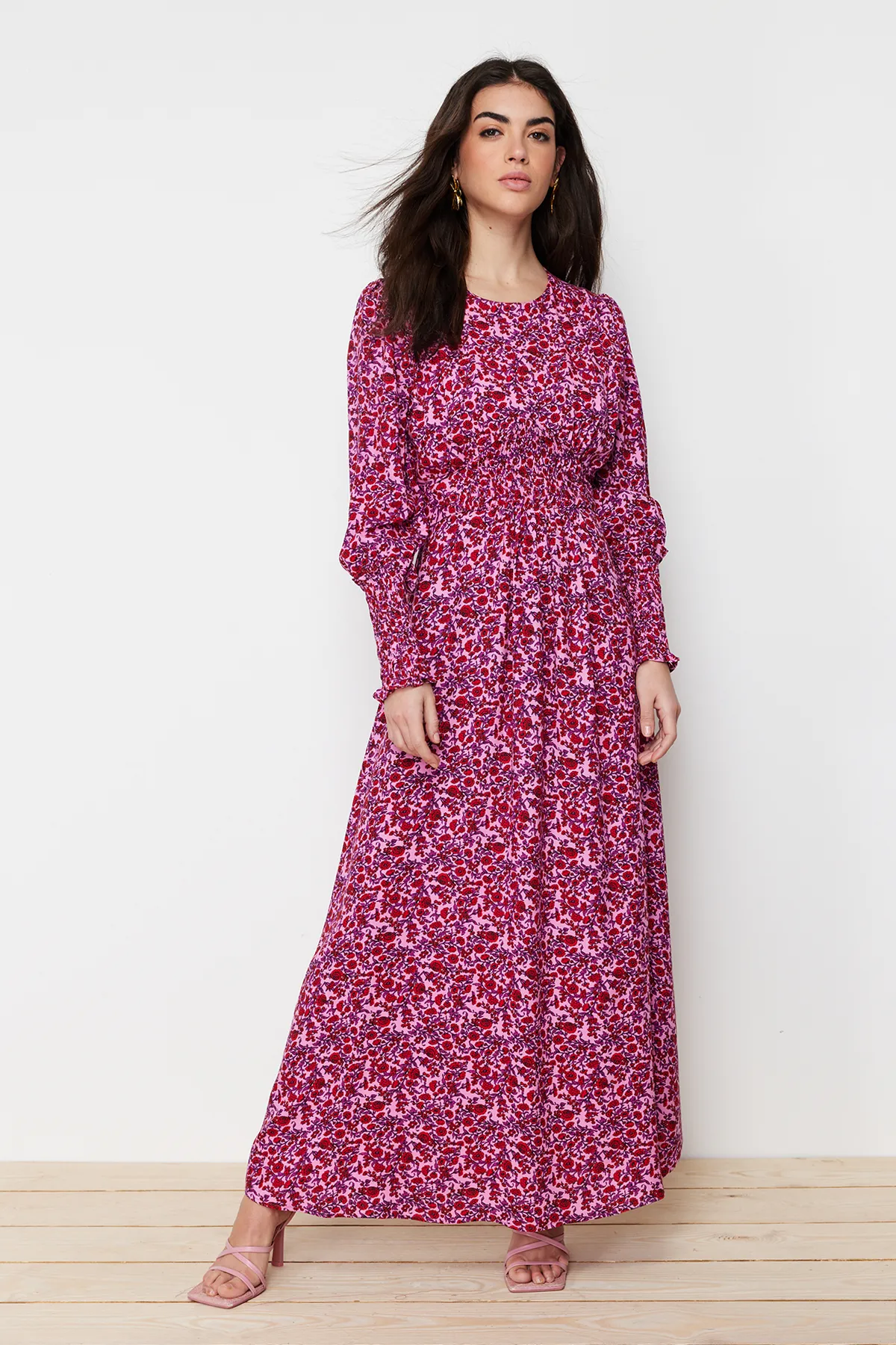 Trendyol Modest  Rosafarbenes Kleid aus gewebter Viskose mit Blumenmuster und Taillenöffnung TCTSS24EB00093