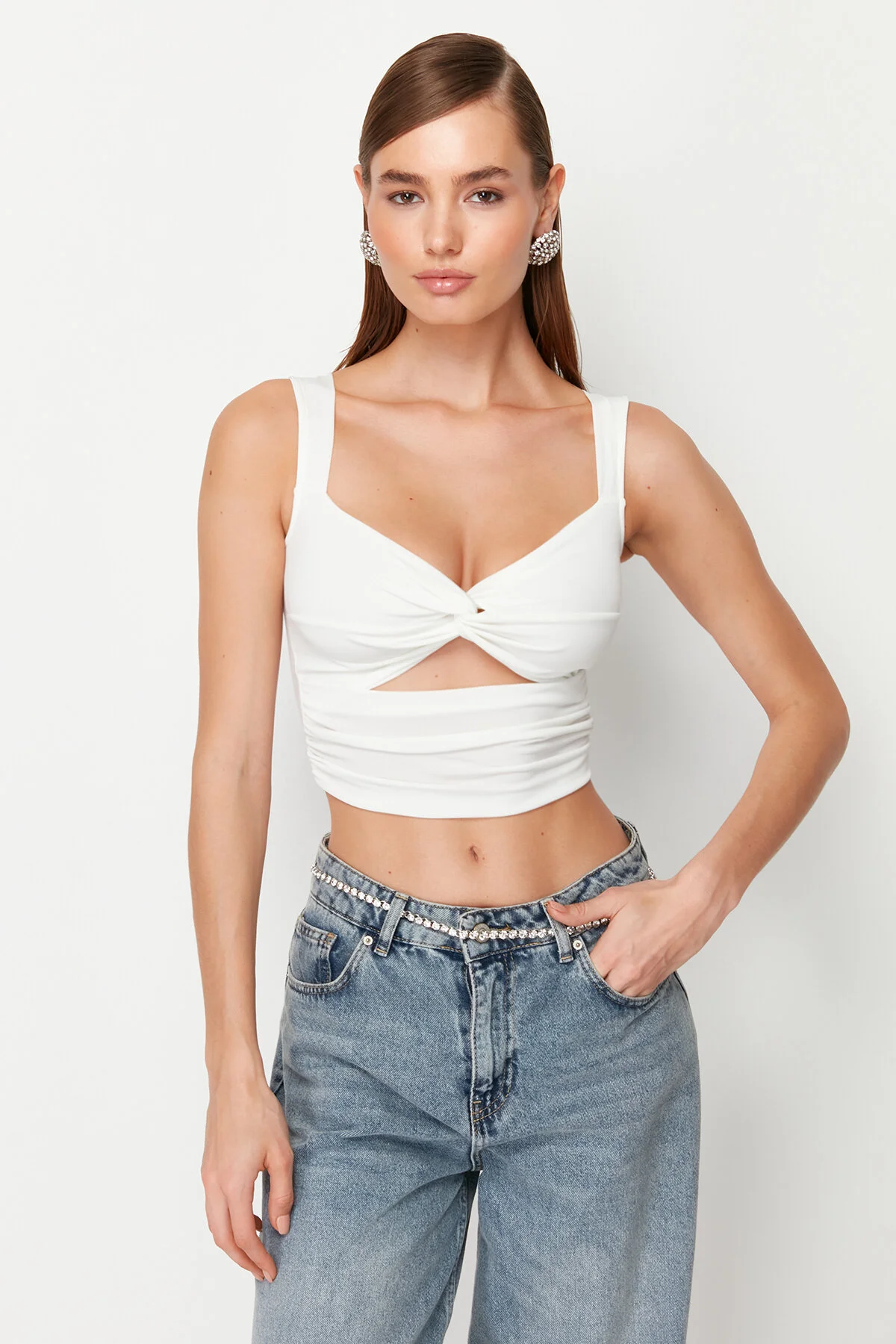Trendyol Collection  Weiße, kurze Strickbluse mit Fenster-/Cut-Out-Detail