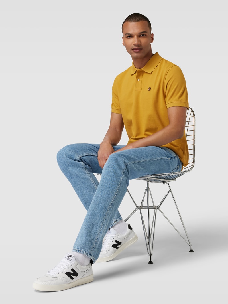 Poloshirt mit Label-Stitching in senfgelb