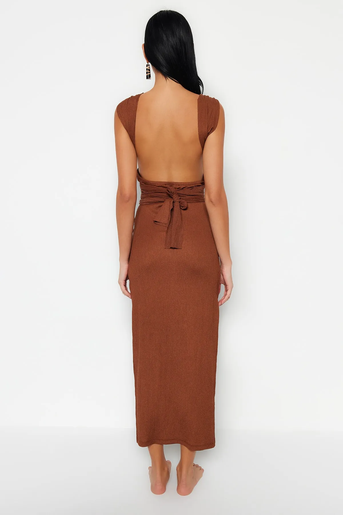 Trendyol Collection  Braunes, figurbetontes Maxi-Strandkleid mit Strickschnürung TBESS23EL00232