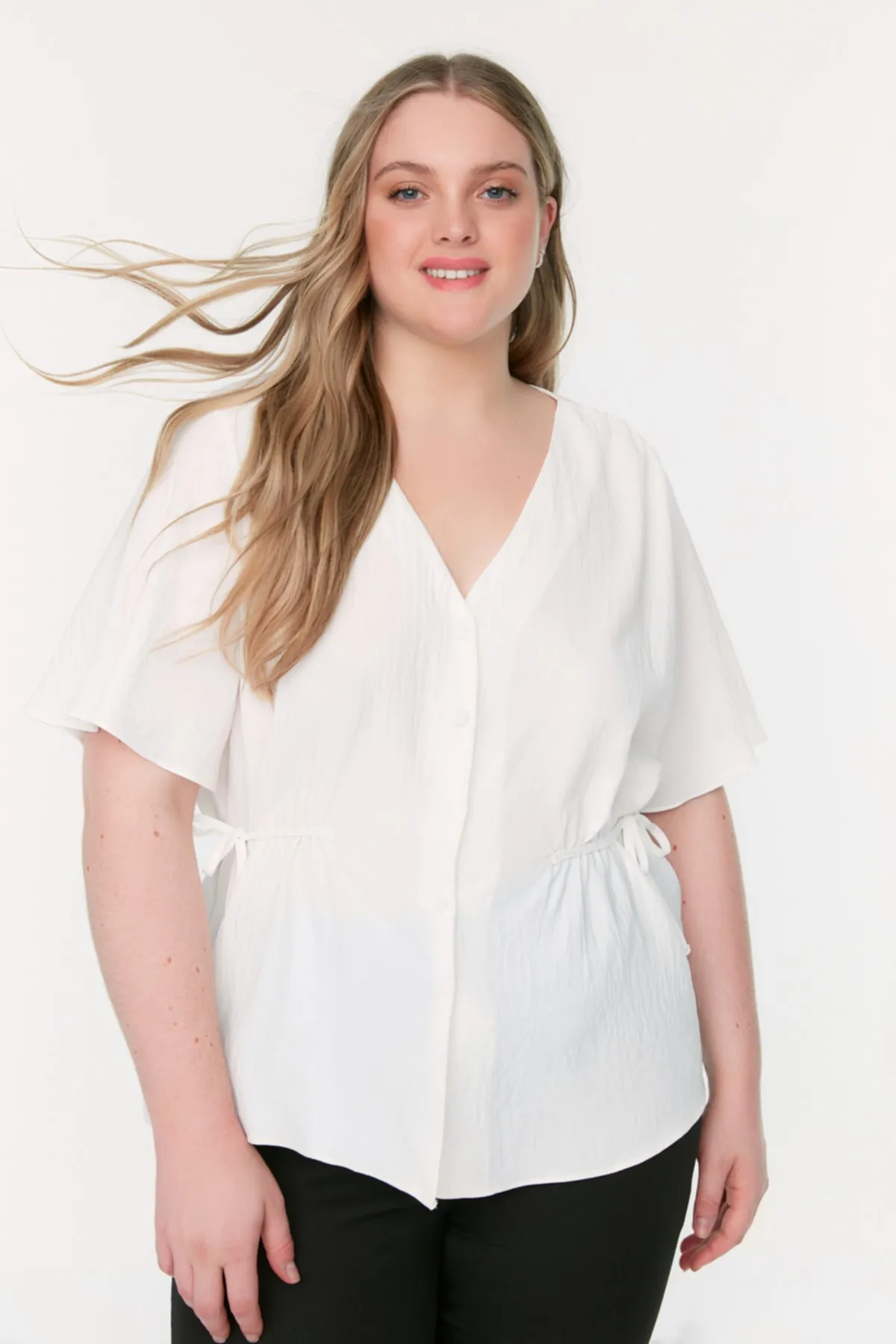 Trendyol Curve  Ecru gewebte Bluse zum Binden mit V-Ausschnitt TBBSS22BZ0753