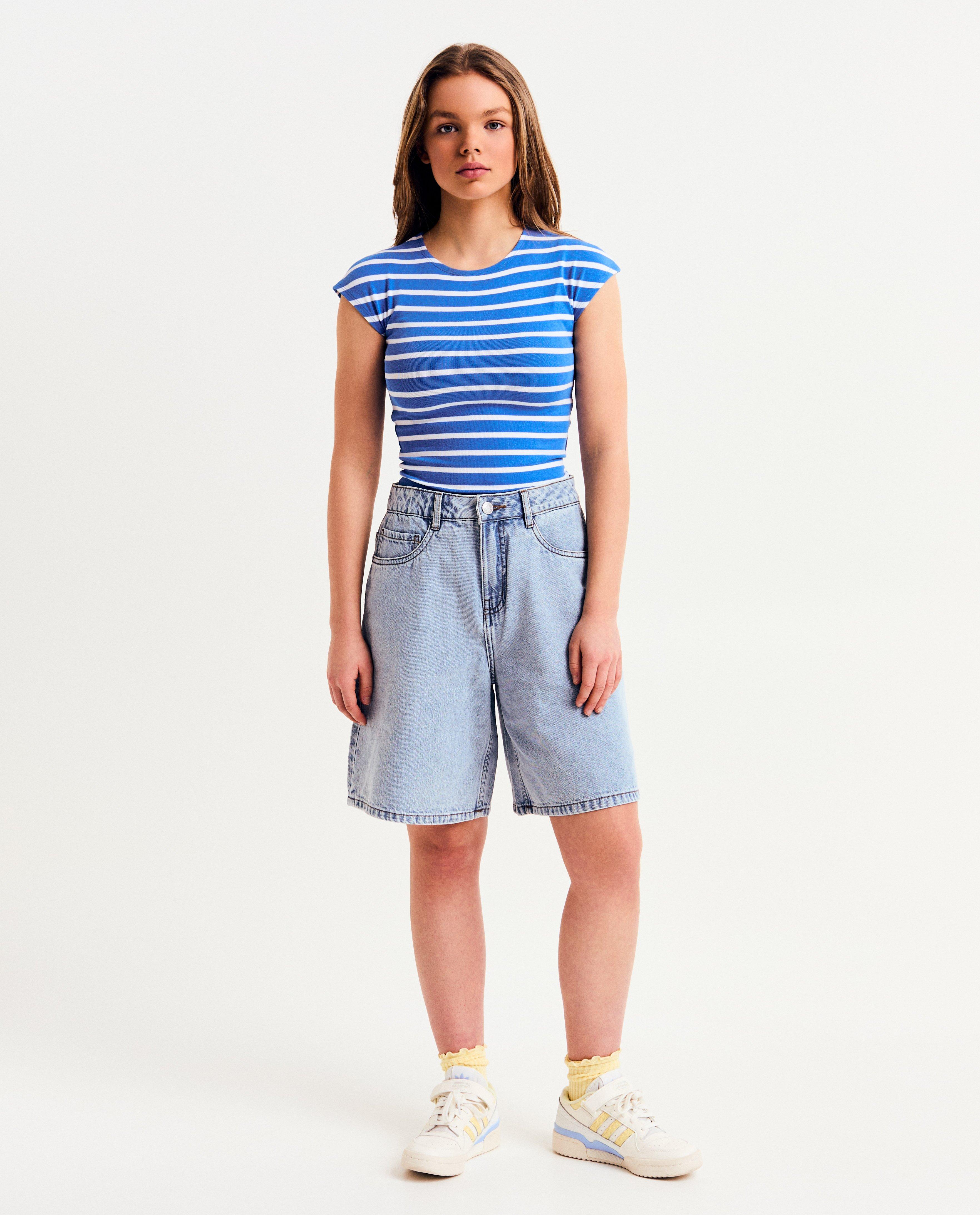 Pantaloni scurți din denim albastru deschis, croială largă, albastru deschis