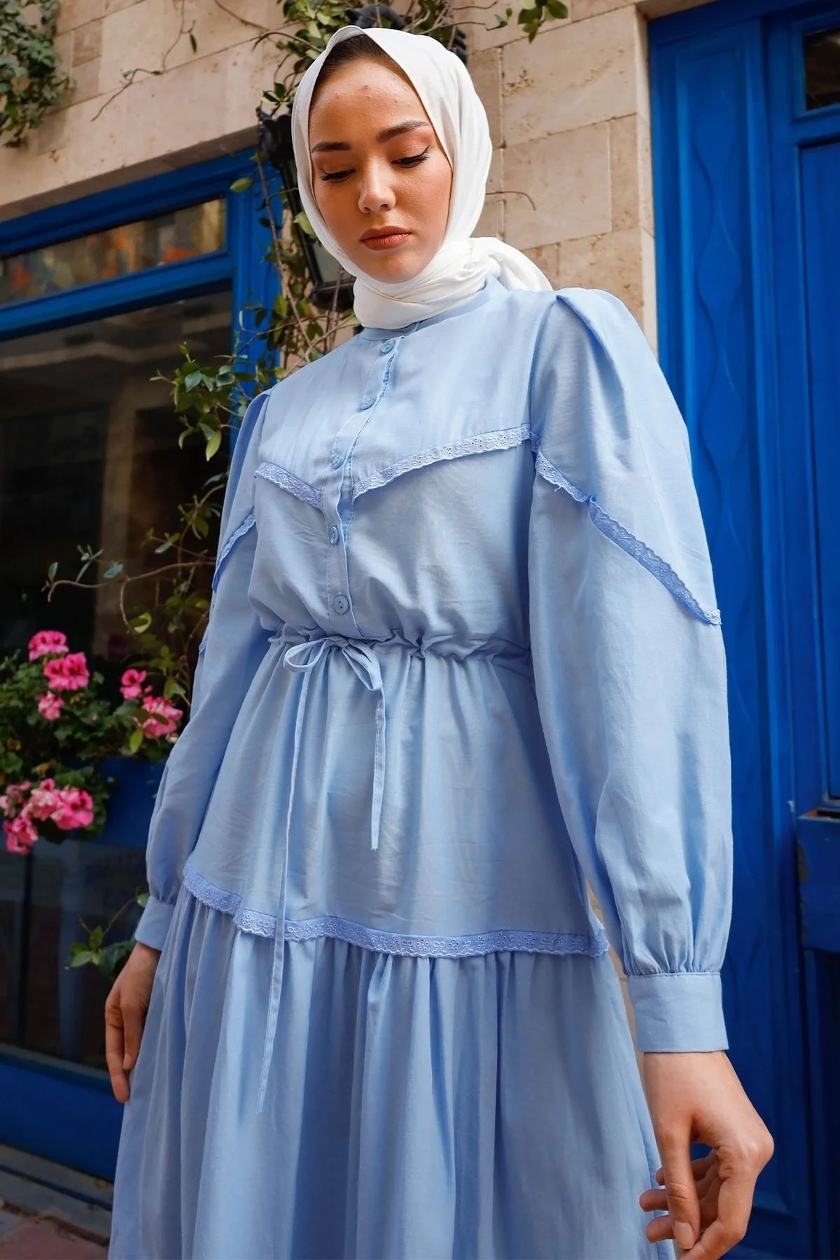InStyle  Guipure-Detailliertes Hijab-Kleid mit Ballonärmeln – Babyblau
