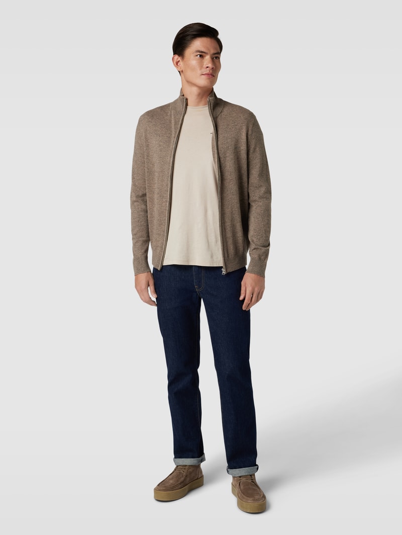 Strickjacke aus Lammwoll-Mix mit Stehkragen und Label-Stitching in hellbraun meliert