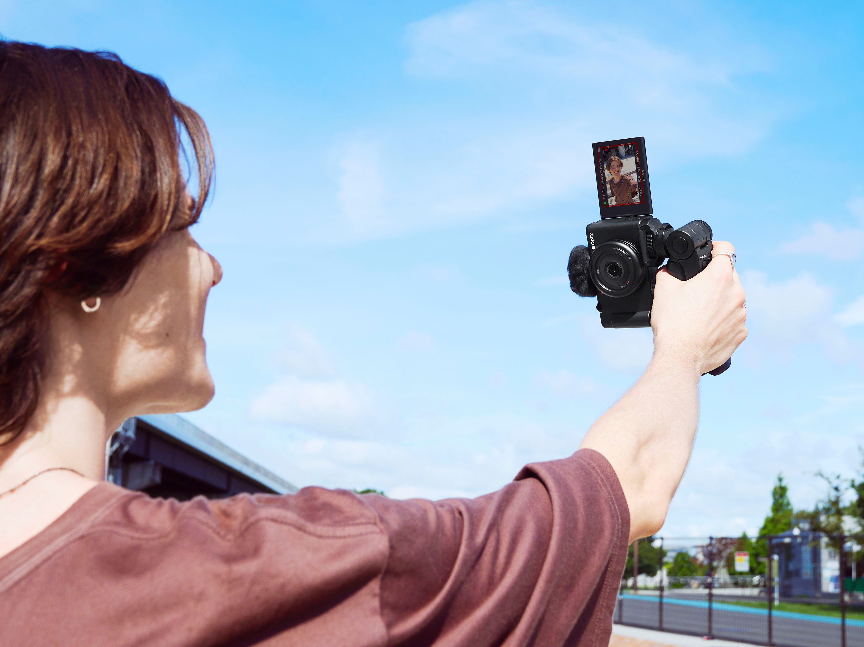 Sony ZV-1F Kompaktkamera (ZEISS Tessar T* Objektiv, 6 Elemente in 6 Gruppen, 20,1 MP, Bluetooth, WLAN)