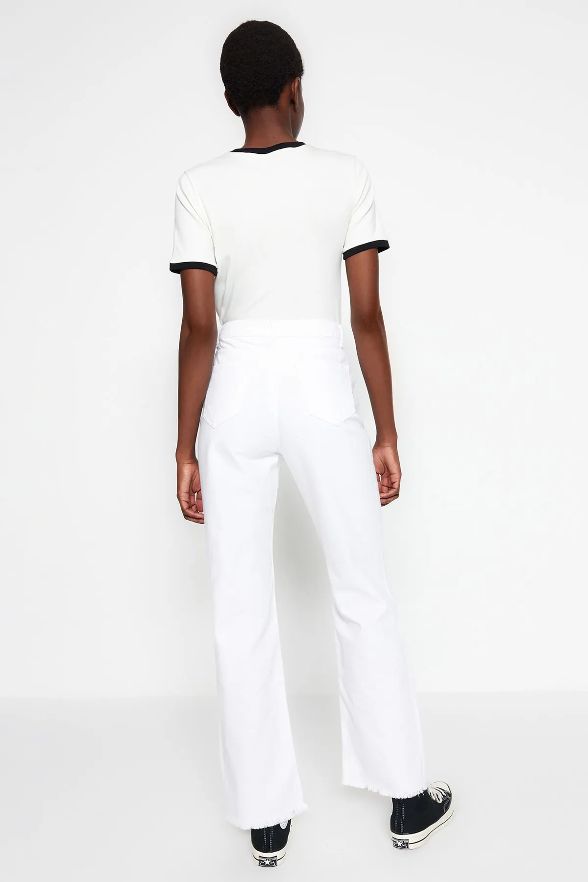 Trendyol Collection  Weiße zerrissene Jeans mit hoher Taille und weitem Bein TWOAW21JE0539