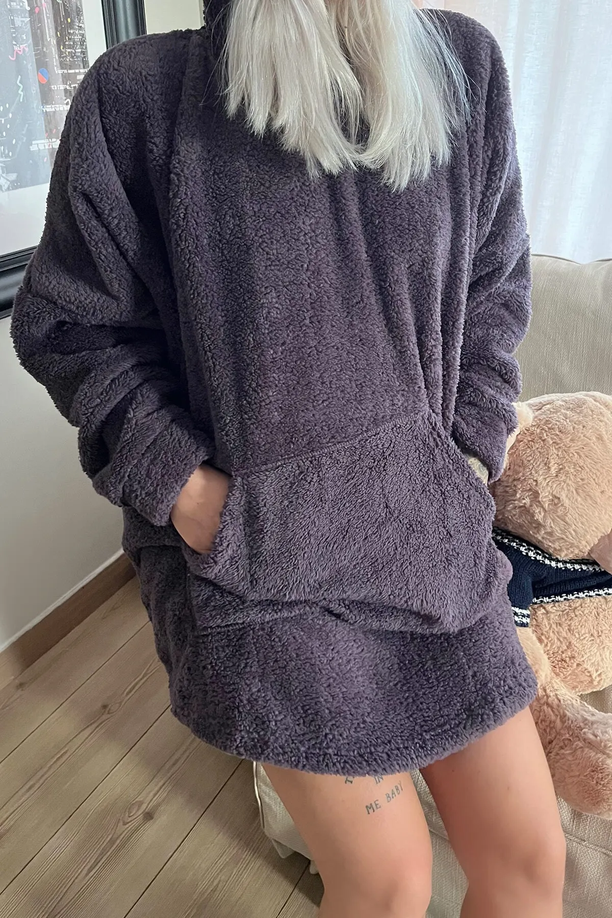 Pijamaevi  Auberginenlila Kapuzen-Pyjama aus vollplüschigem, übergroßem Sweat-Poncho