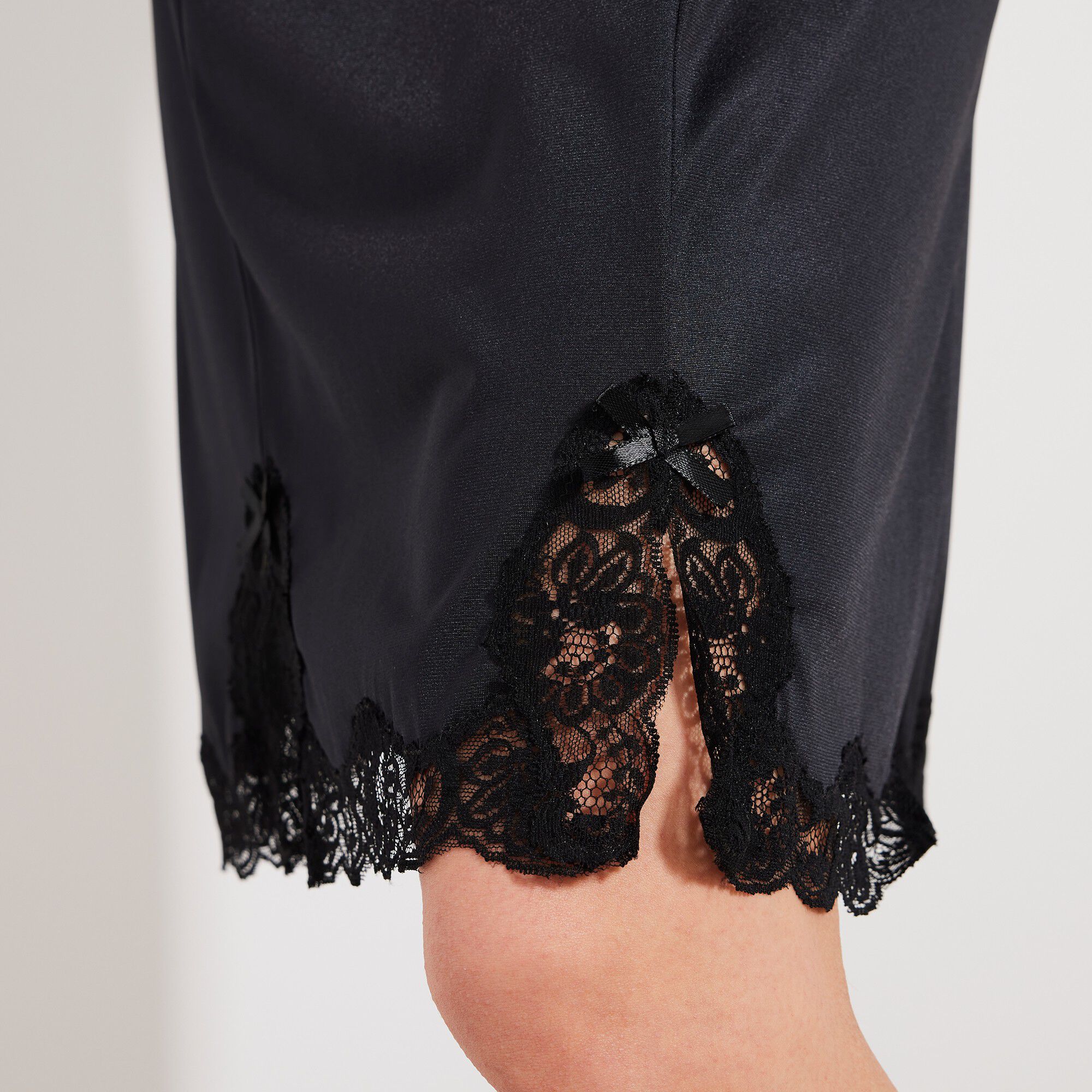 Fond de robe en satin antistatique