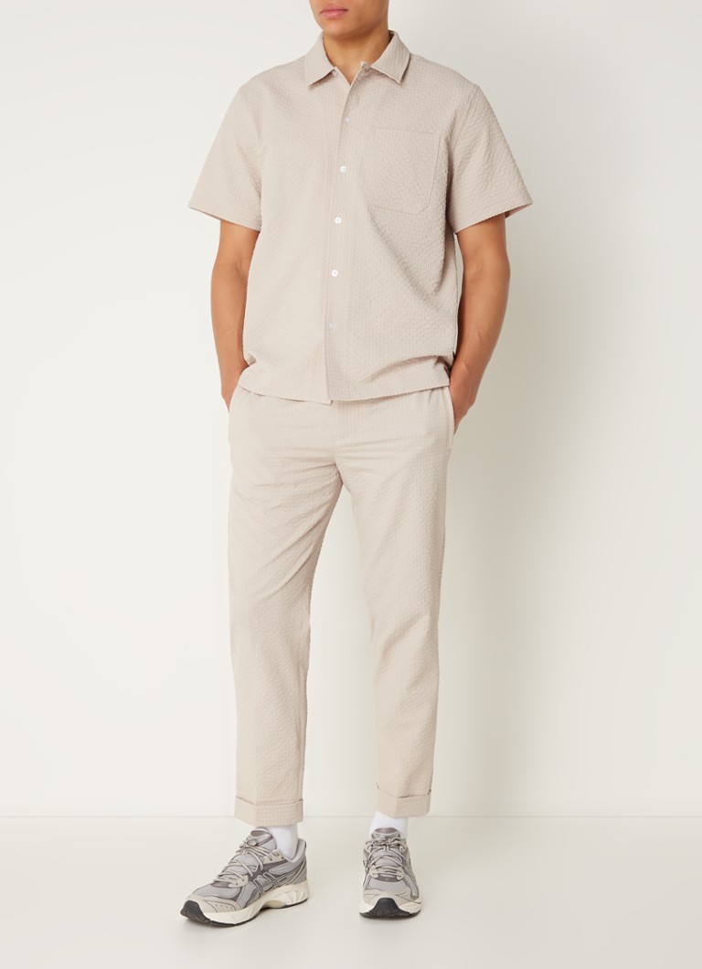 Pantaloni OLAF seersucker, talie medie, croială mulată.