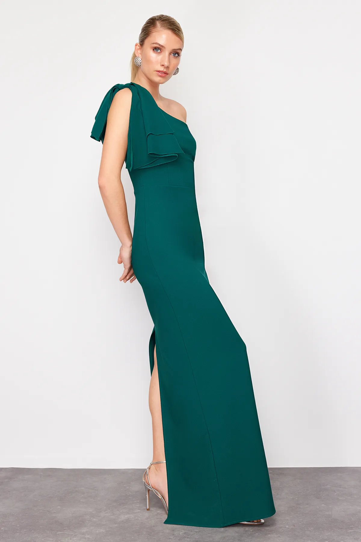 Trendyol Collection  Smaragdgrünes langes Abendkleid mit Taillenöffnung/Skater-Muster TPRSS23AE00095