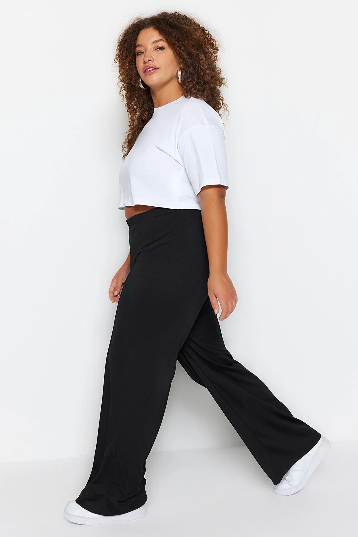 Trendyol Curve  Schwarze gerippte Strickhose aus Krepp mit hoher Taille TBBSS23AR00021