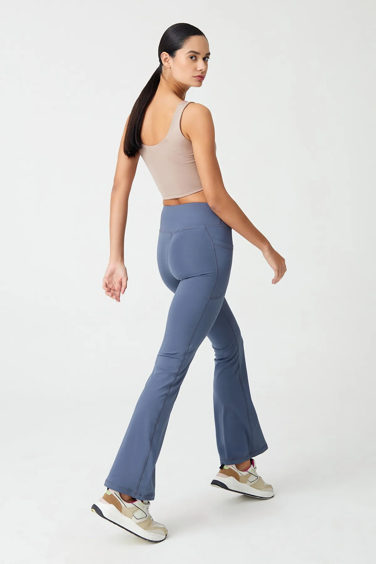 LOS OJOS  Anthrazitfarbene, glättende Bootcut-Strumpfhose mit hoher Taille und ausgestelltem Bein und doppelter Tasche