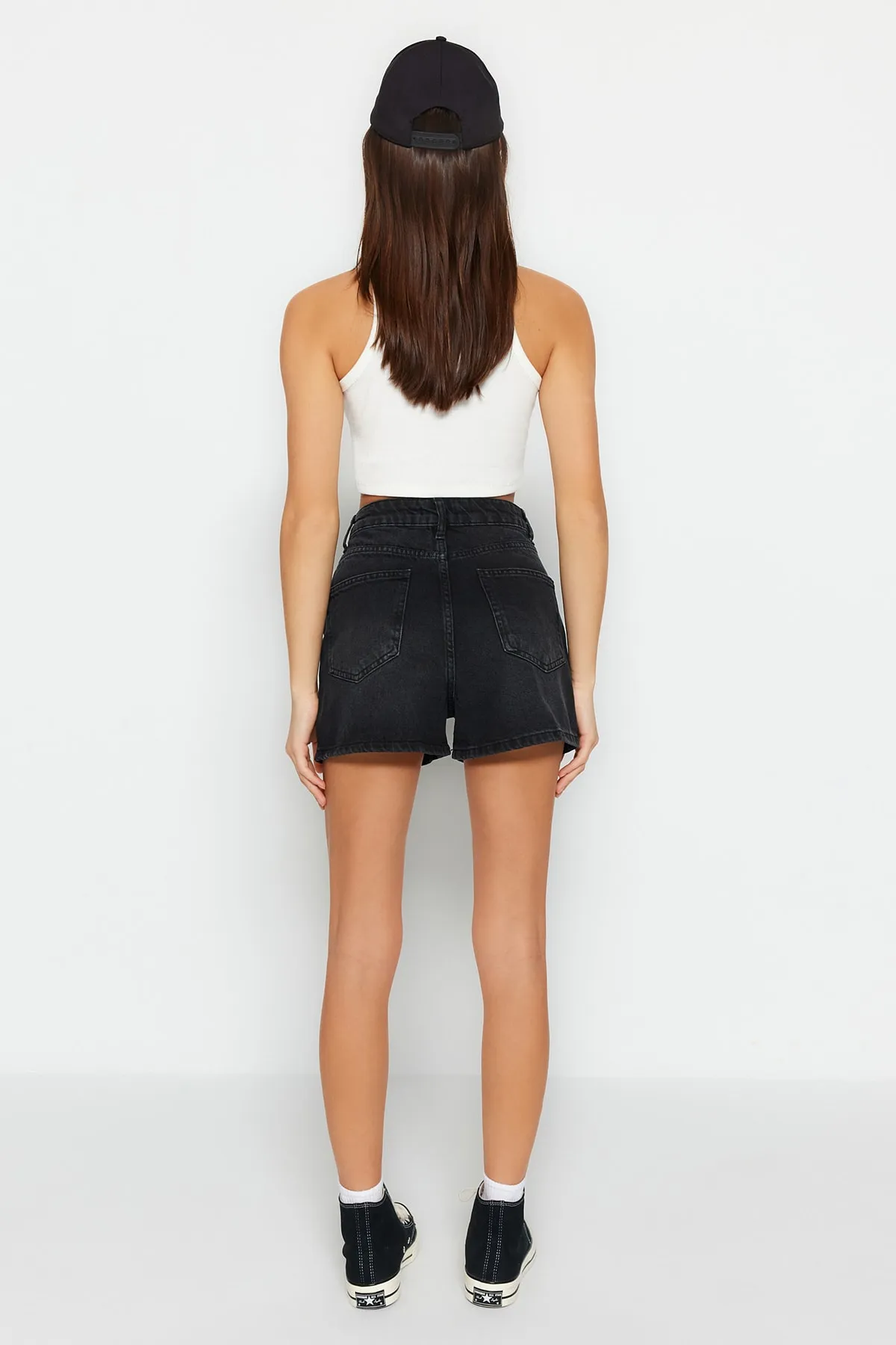 Trendyol Collection  Schwarze Jeansshorts TWOSS23SR00199