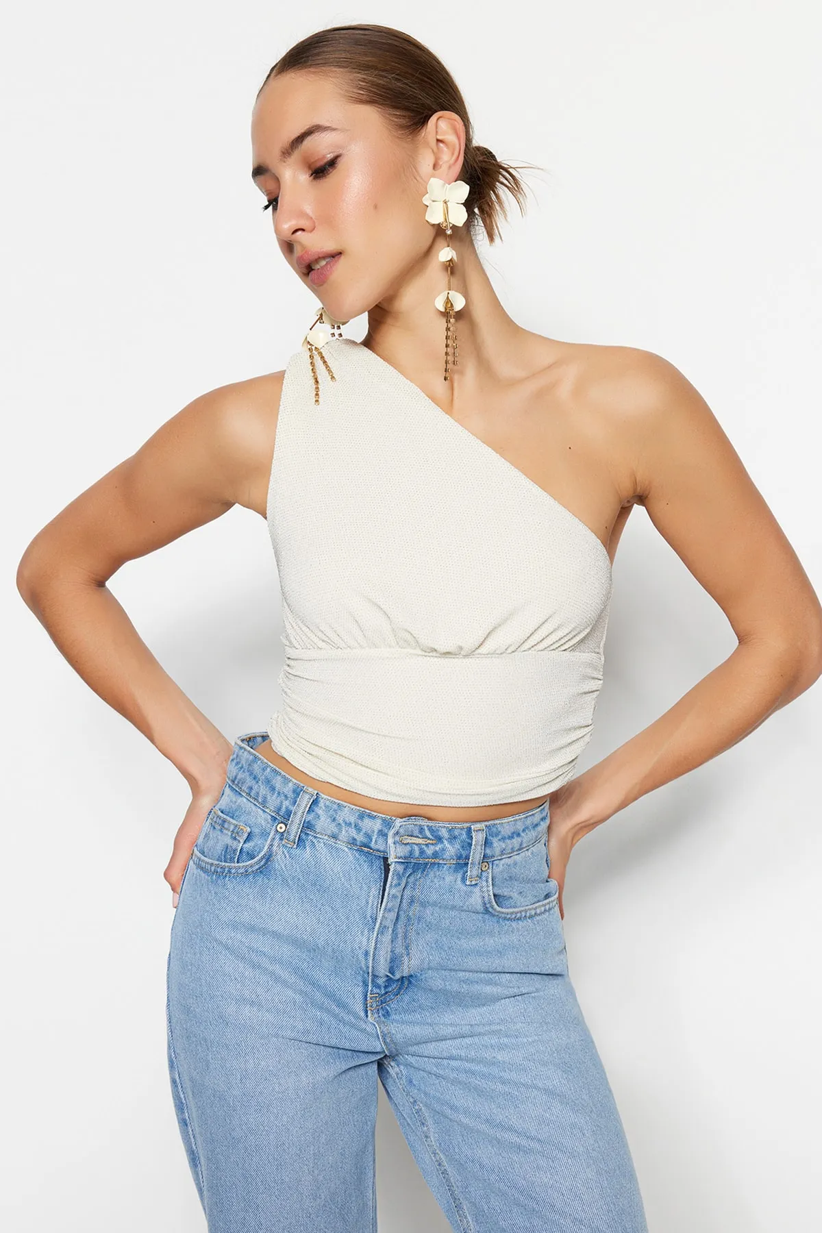 Trendyol Collection  Ecrufarbenes, bauchfreies, gefüttertes, glänzendes Strick-Bustier TPRSS23BS00011