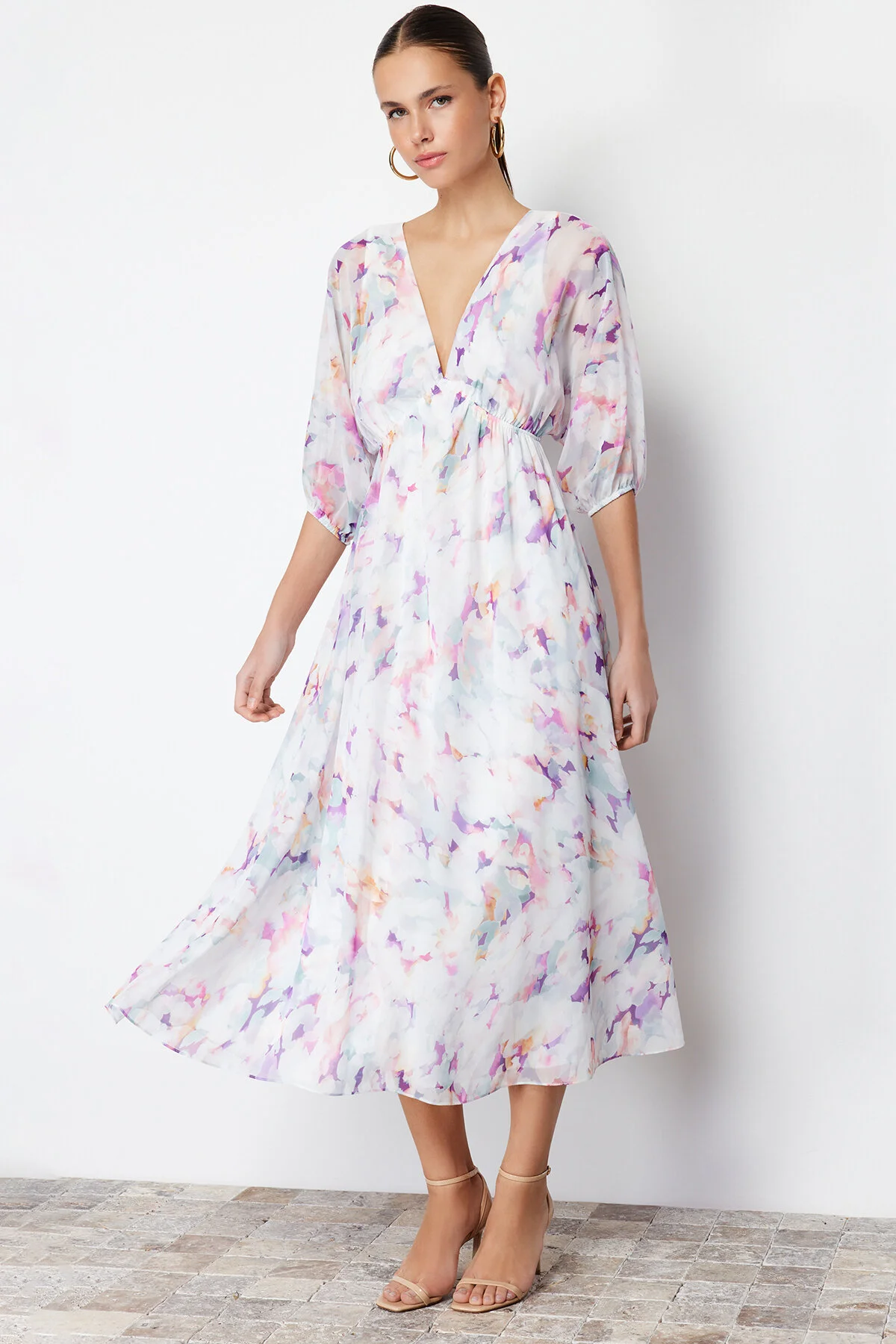 Trendyol Collection  Ecru, abstrakt gemustertes A-Linien-Maxikleid aus Chiffon mit Futter TWOSS24EL00611
