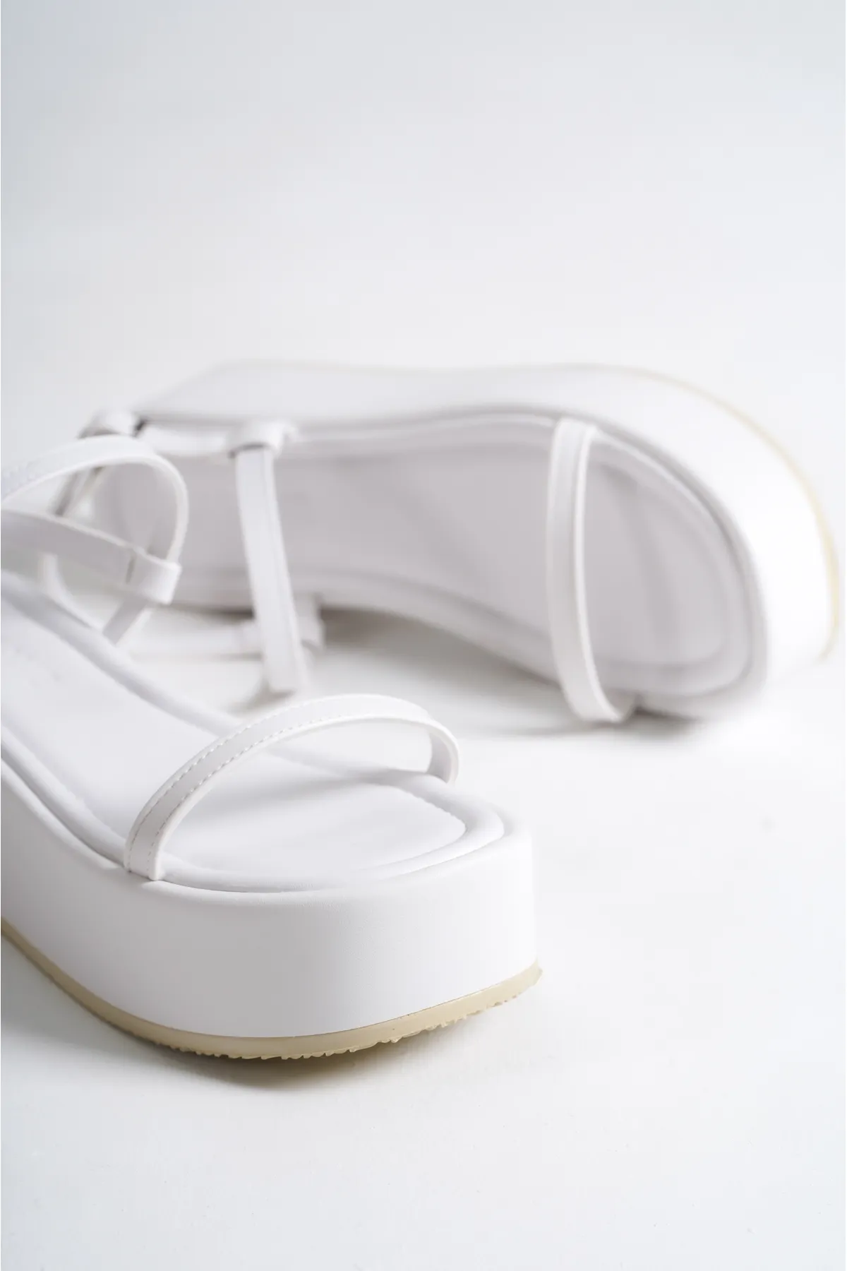 Capone Outfitters  Dünne Damen-Flatform-Sandalen mit Doppelriemen und Keilabsatz