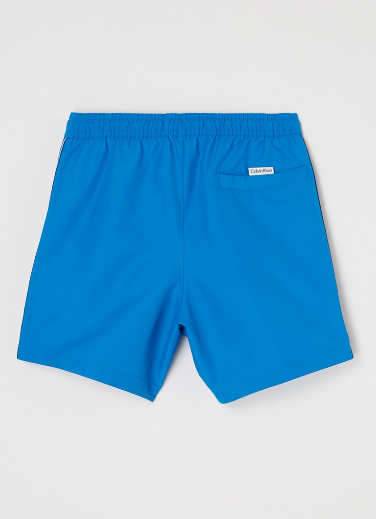 Kąpielówki Calvin Klein z kieszeniami bocznymi i nadrukowanym logo.
