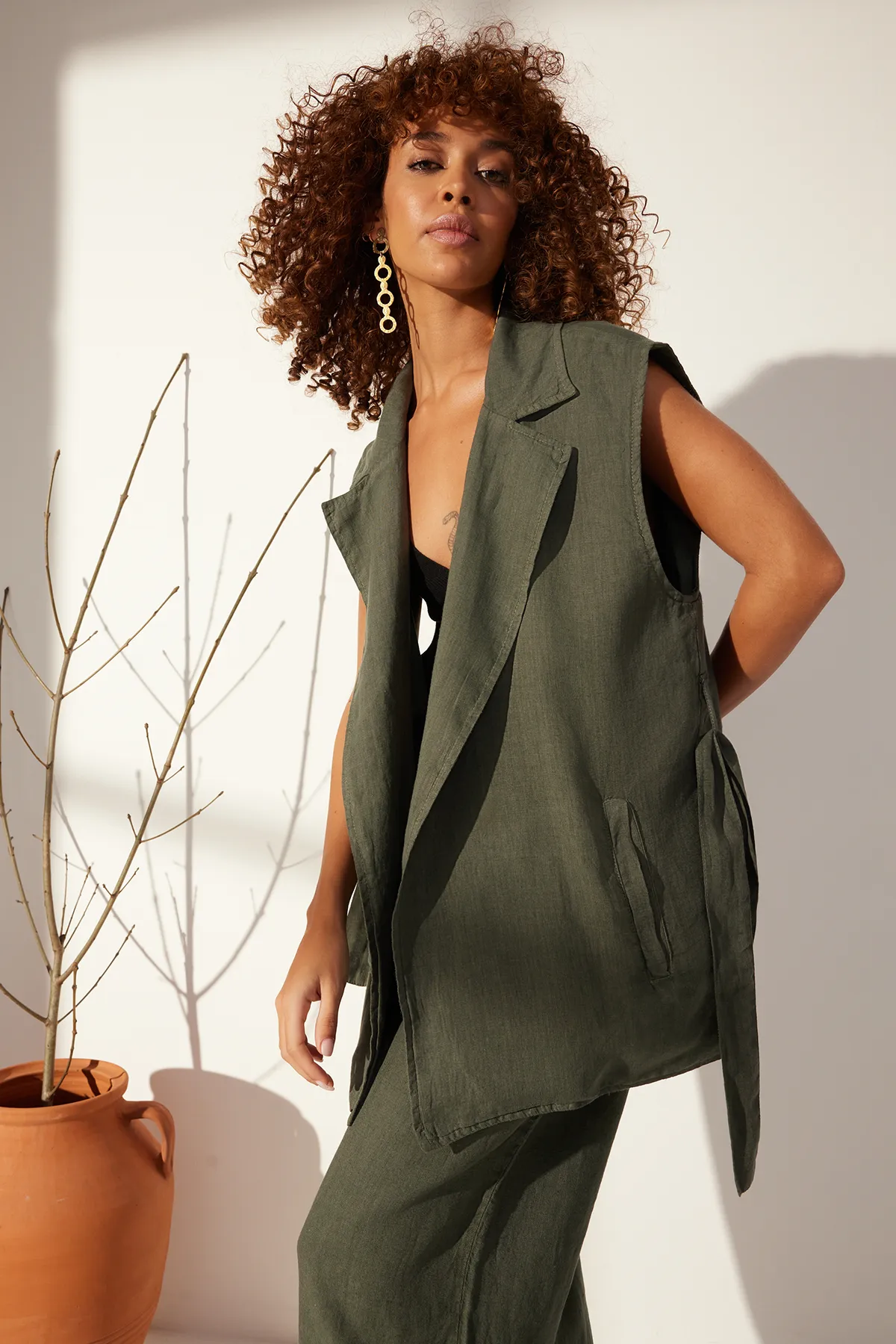 Trendyol Collection  Grüne Weste aus 100 % Leinen zum Binden TWOSS24YE00041