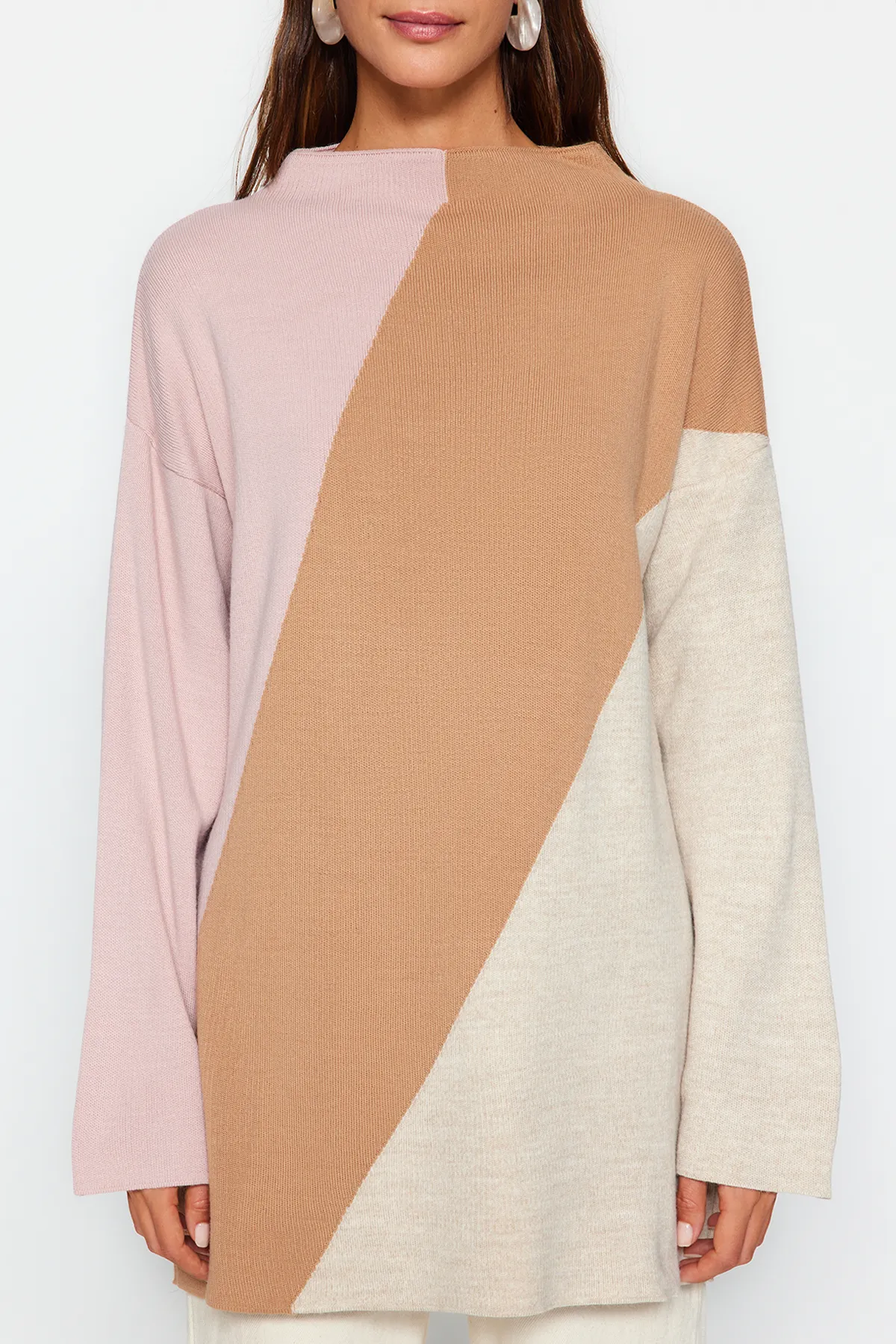 Trendyol Modest  Puderfarbener Strickpullover mit Stehkragen und Blockfarben TCTAW24AK00006