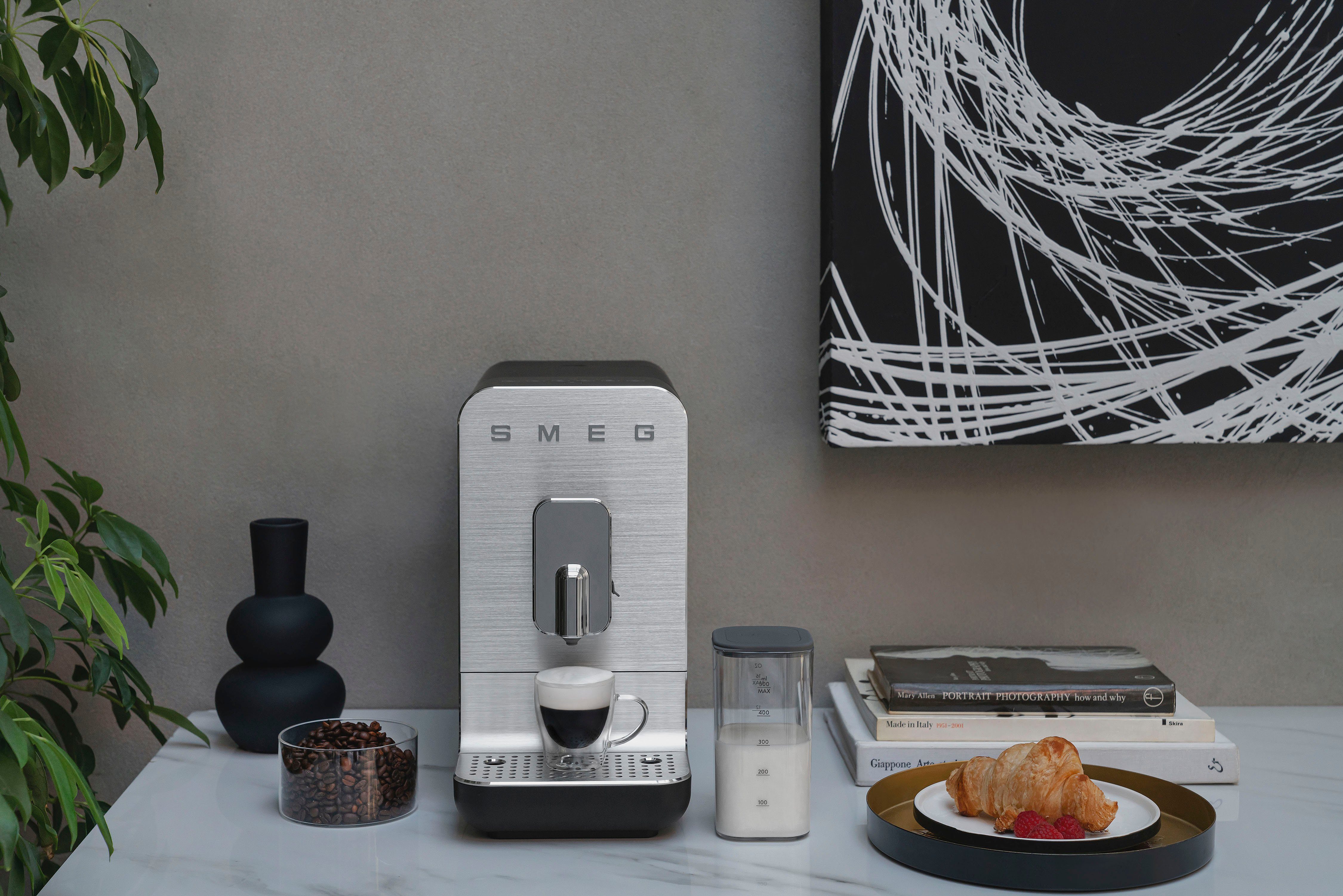 Smeg Kaffeevollautomat BCC13BLMEU, inkl. Milchbehälter