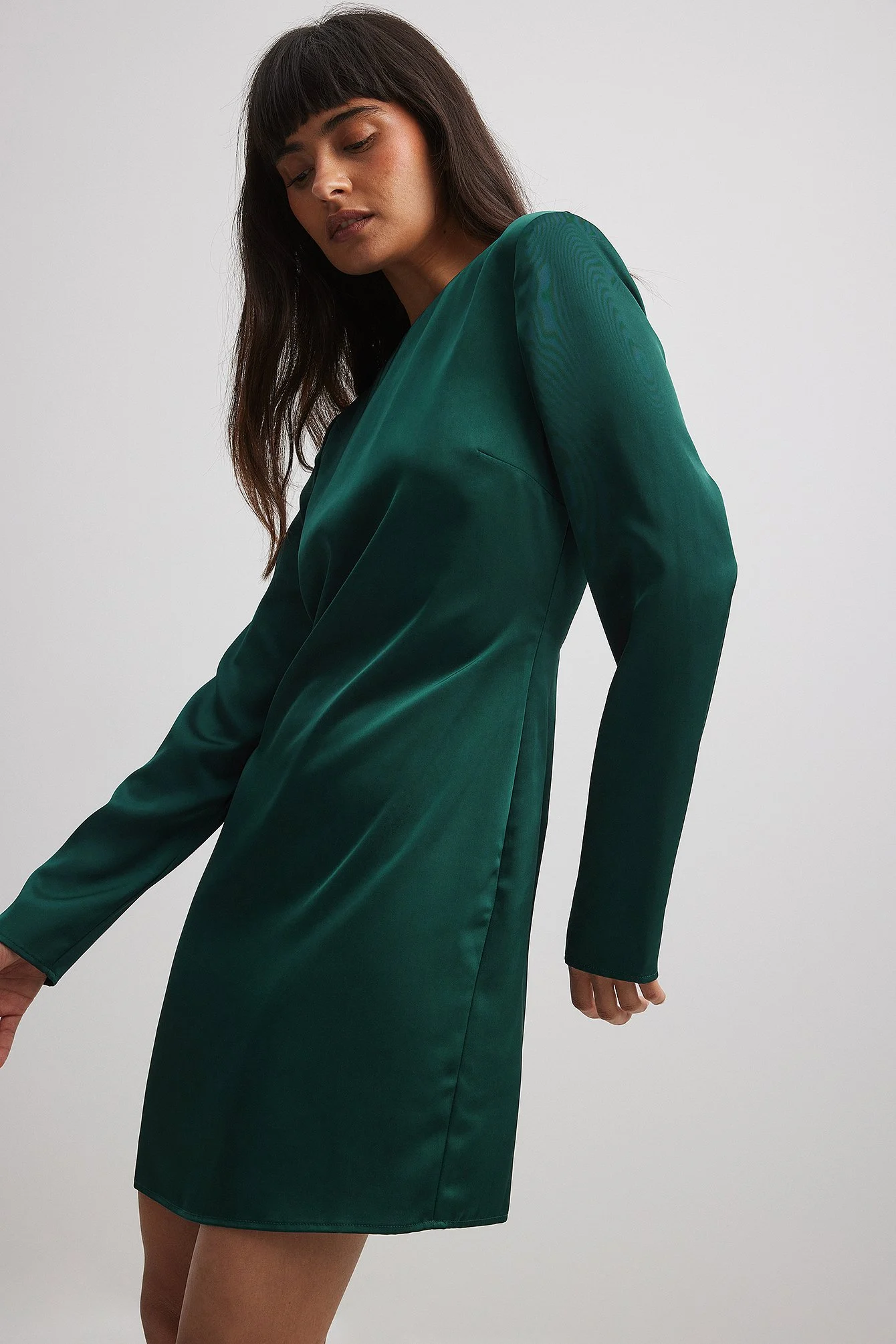 Asymmetrisches Minikleid mit offenem Rücken
