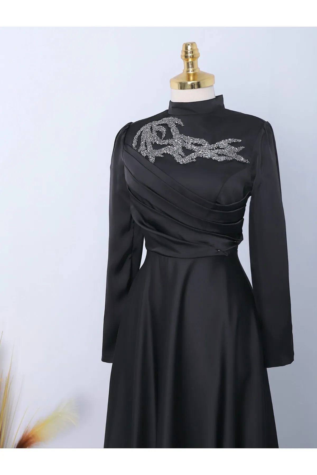 Modamorfo  Abendkleid mit Steinkragen und drapierter Vorderseite