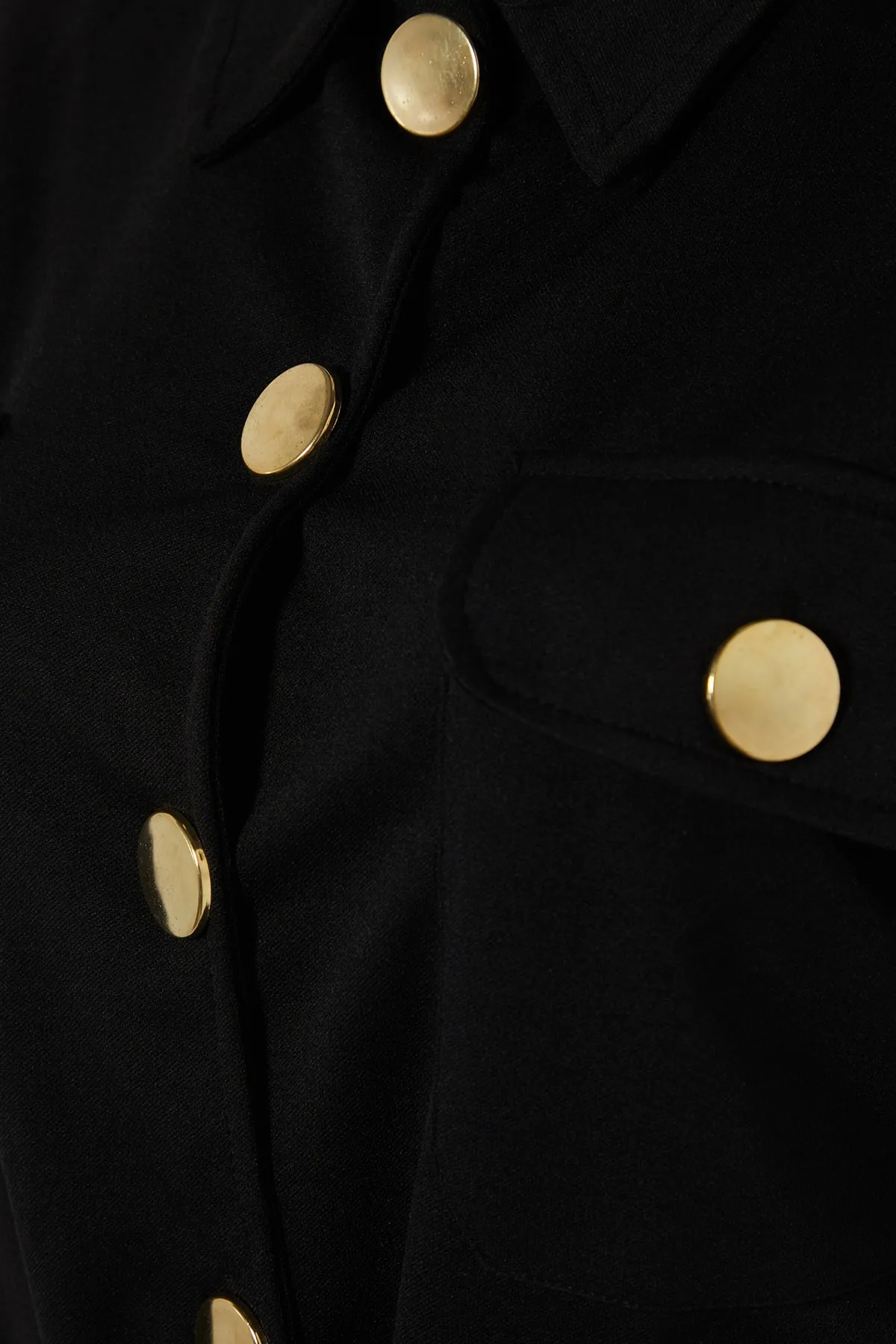 Trendyol Modest  Schwarz-goldener Strickanzug mit Weste und Hose mit Knöpfen TCTAW22US0062