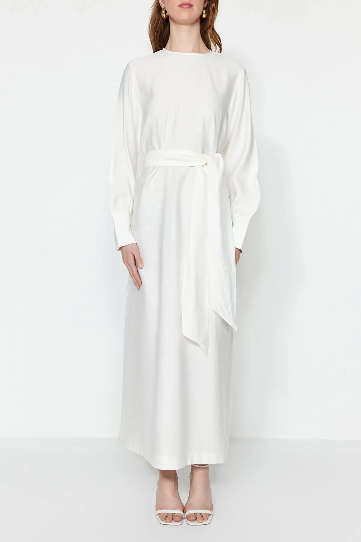 Trendyol Modest  Weißes, gewebtes Kleid in Leinenoptik mit breitem Gürtel und Reißverschlussbündchen TCTSS23EB00219