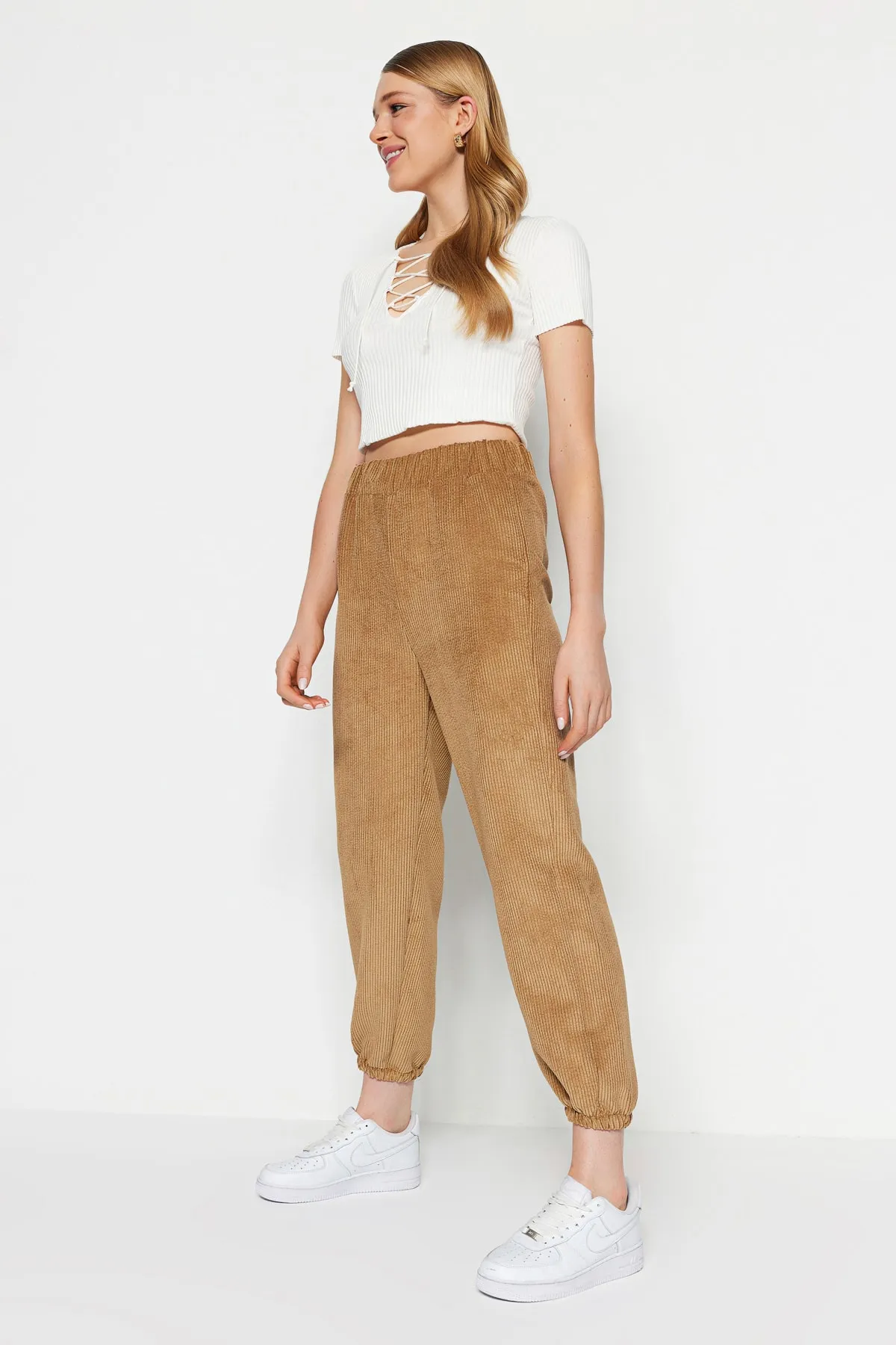 Trendyol Collection  Kamelfarbene Webhose mit hoher Taille TWOAW23PL00297