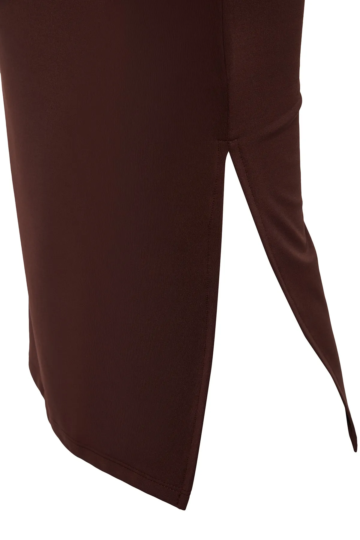 Trendyol Collection  Braunes, tailliertes, gerafftes Midi-Strickkleid mit asymmetrischem Kragen und einem Ärmel TWOAW24EL00172