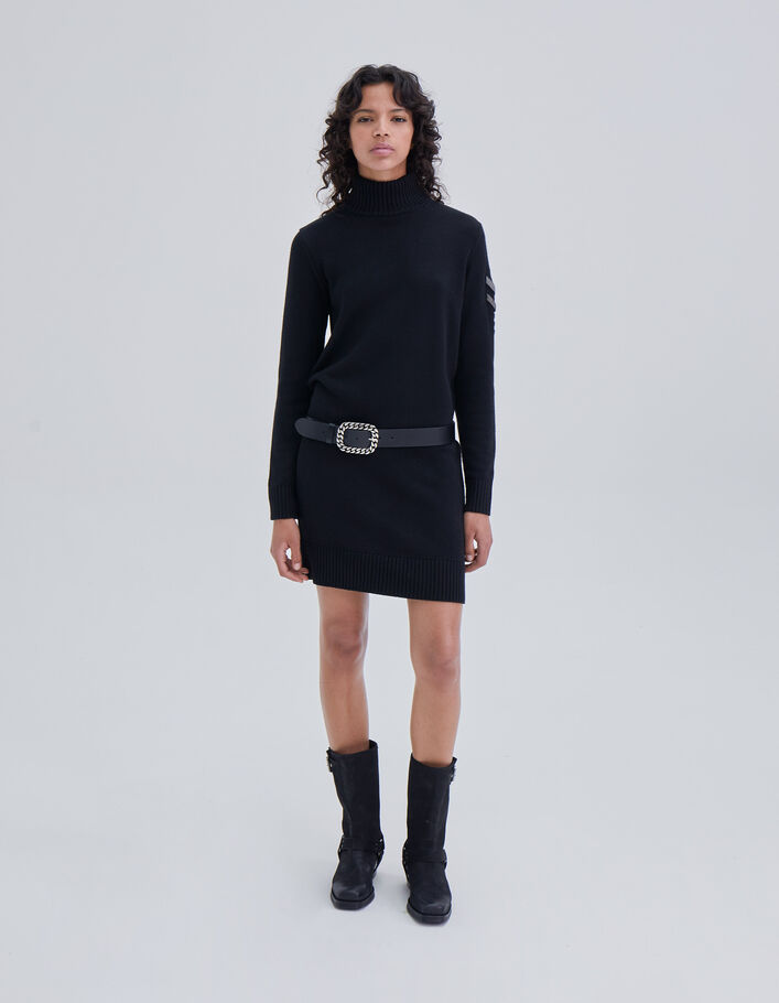 Robe noire maille tricot col cheminée détails bijoux épaule