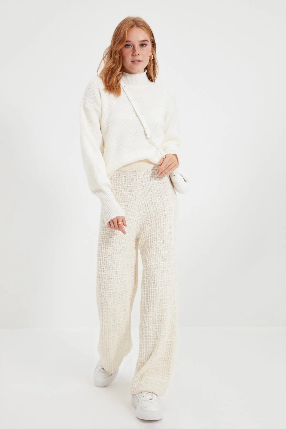 Trendyol Collection  Ecrufarbener, weich strukturierter Basic-Strickpullover TWOAW21KZ0204