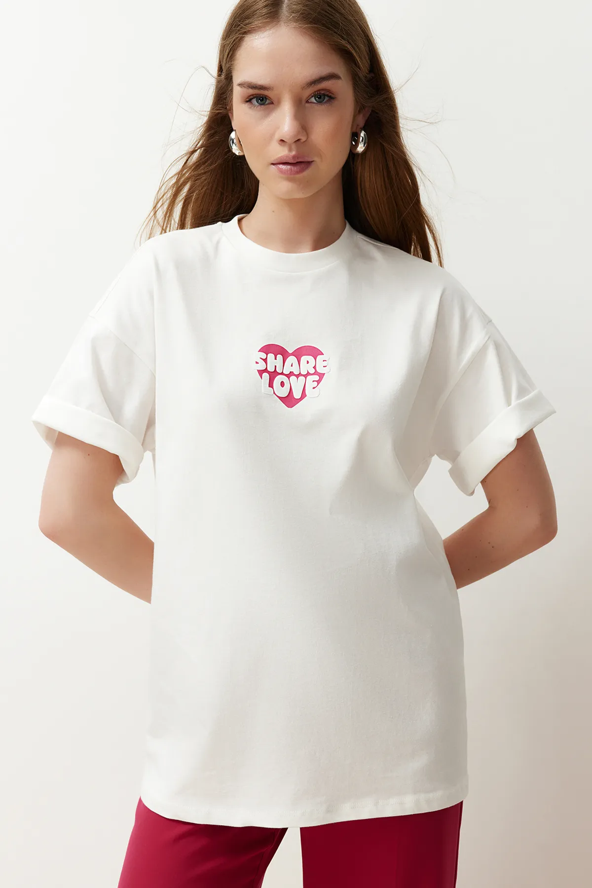 Trendyol Collection  Ecrufarbenes, übergroßes/bequem geschnittenes Strick-T-Shirt aus 100 % Baumwolle auf der Rückseite und der Vorderseite mit Herzmuster TWOSS24TS00236